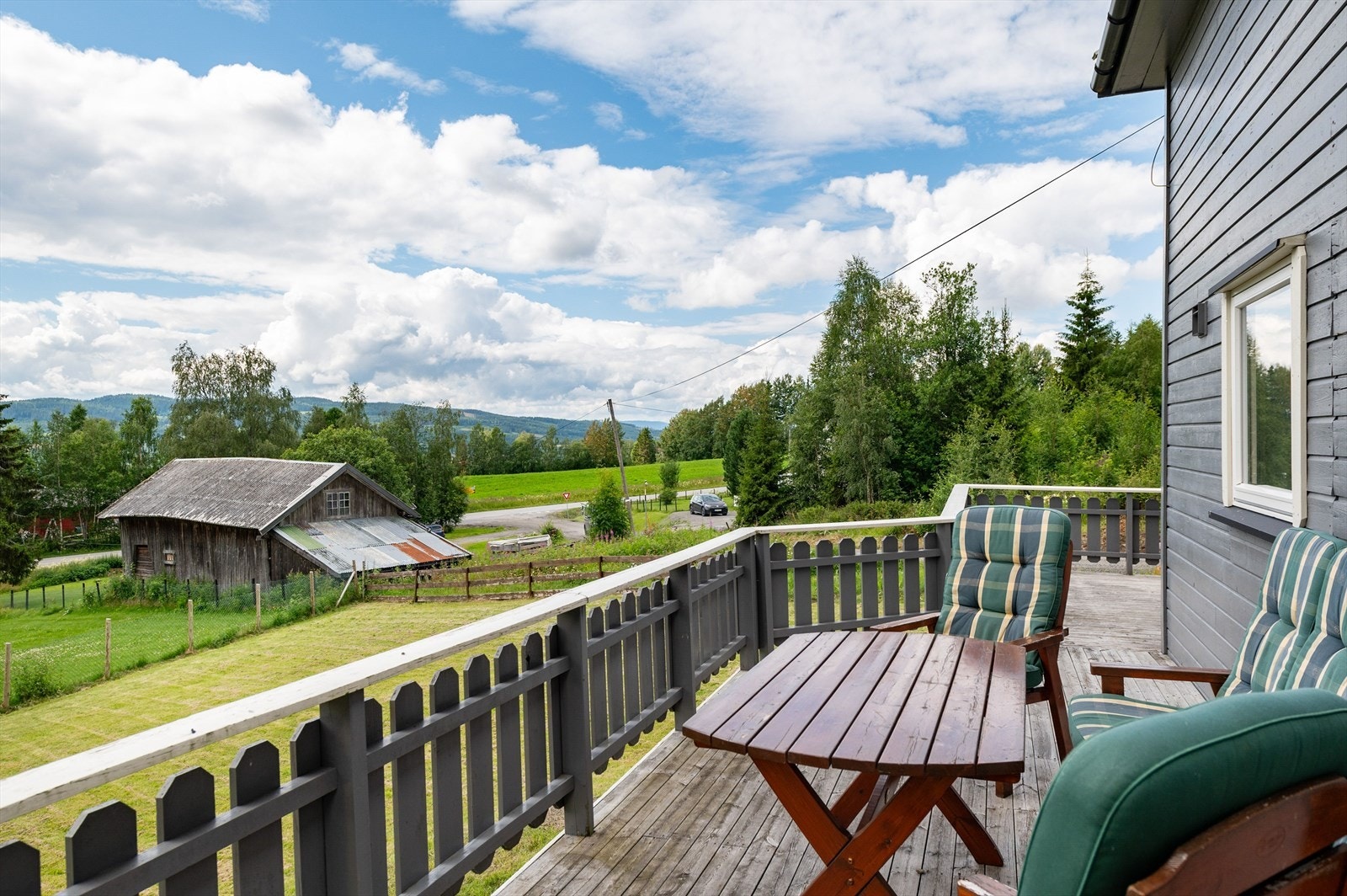 Fra spisestuen har du en stor skyvedør ut til den solrike sydvendte terrassen. Galleribilde