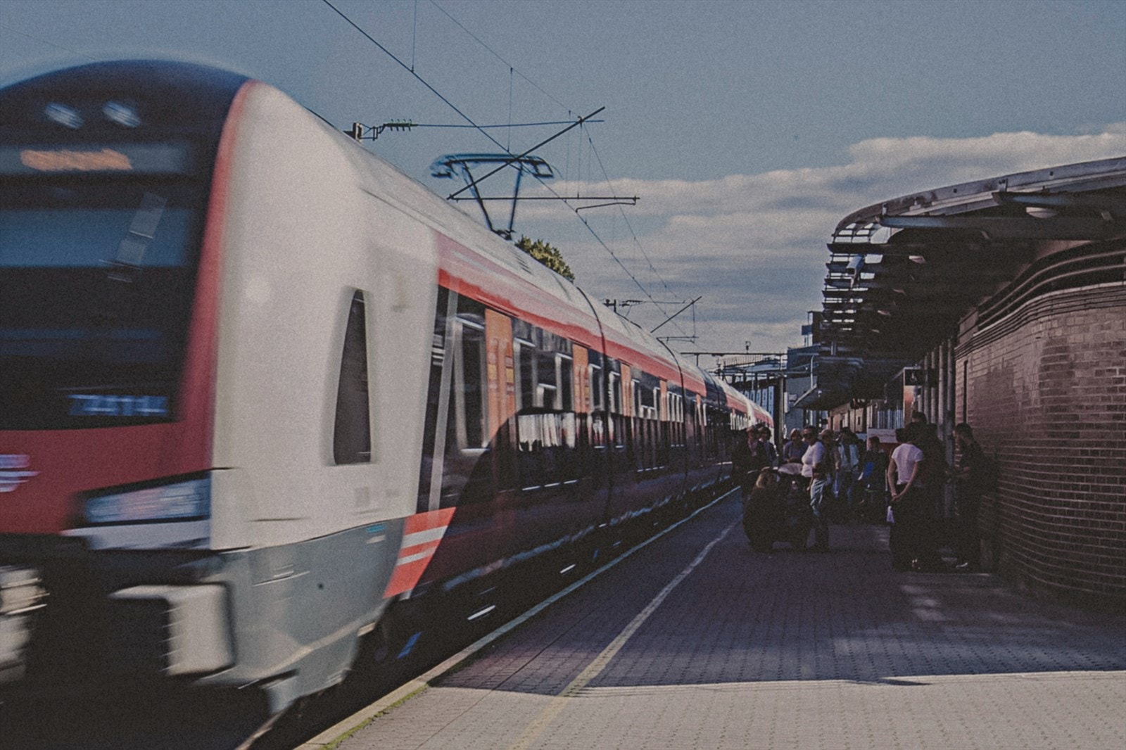 Til jernbanestasjonen er det knappe 700 meter med tilgang til tog på Vestfoldbanen samt buss til Tjøme/Oslo. Galleribilde
