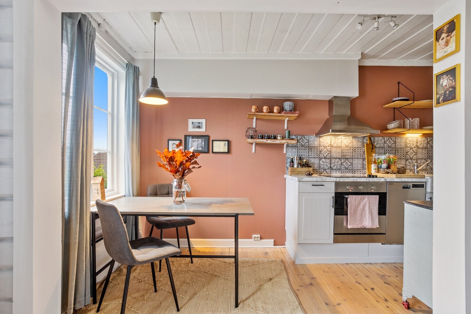Spisekjøkkenet er meget innbydende og er en hyggelig samlingsplass for familien, med plass til spisebord til både morgenkaffen og til å samle familie og venner til middag. Galleribilde
