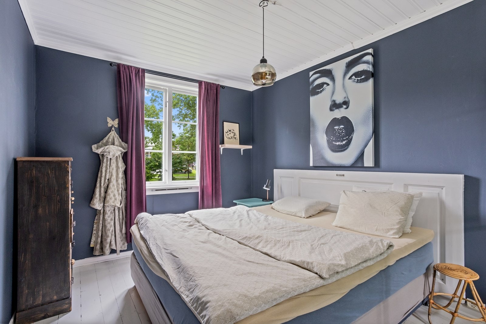 Det er god plass til dobbeltseng, på hver side av denne er det plass til nattbord. Galleribilde