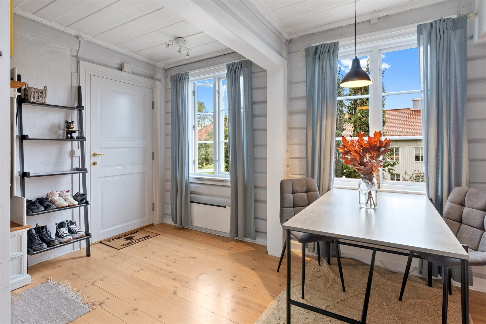 Ved spiseplassen vender vindu ut mot den idylliske felleshagen. Galleribilde