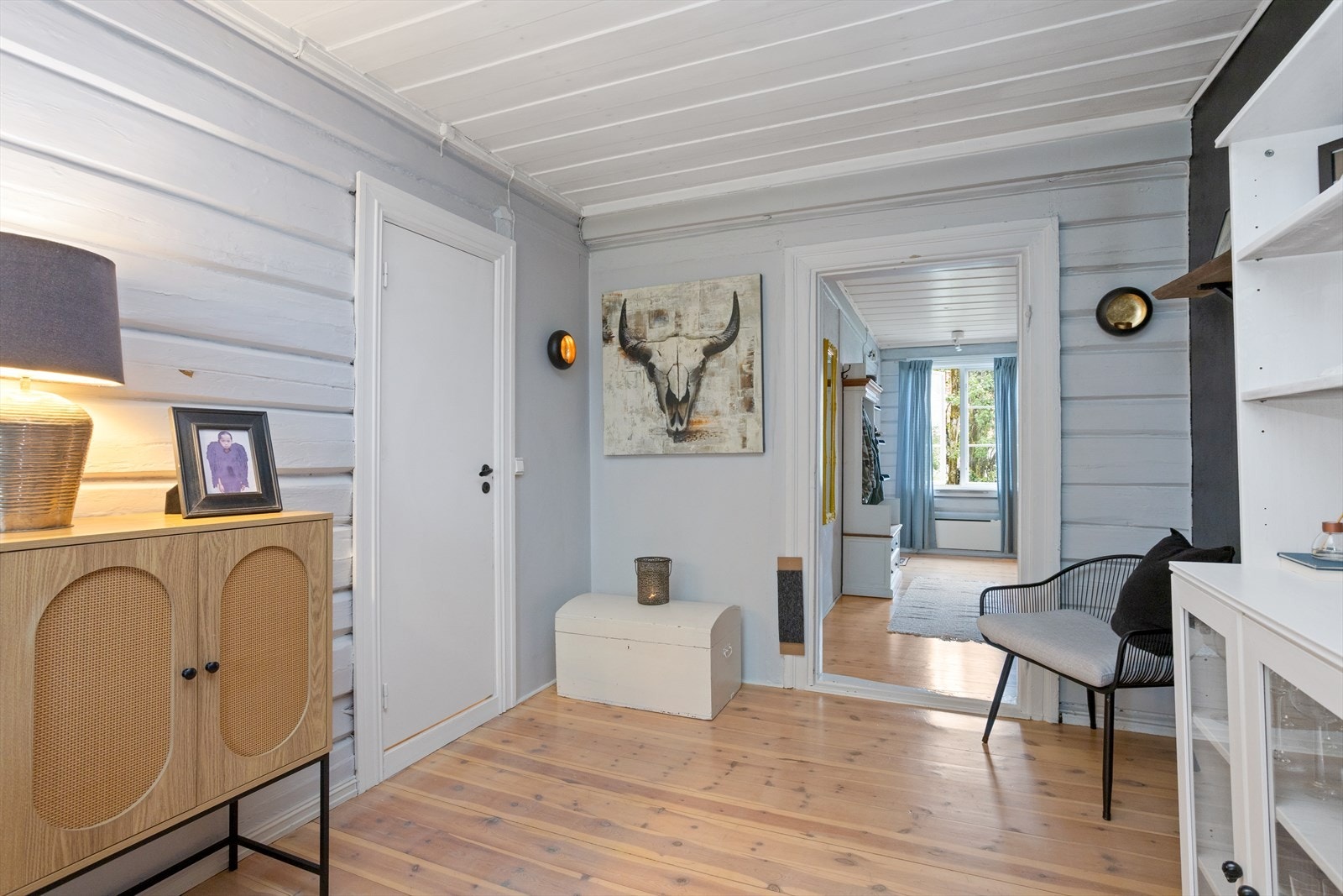 Rommets størrelse og bredde gjør at det er god plass til flere garderobeskap, kommoder eller lignende hvor yttertøy, sko og utstyr kan ryddes pent vekk. Galleribilde