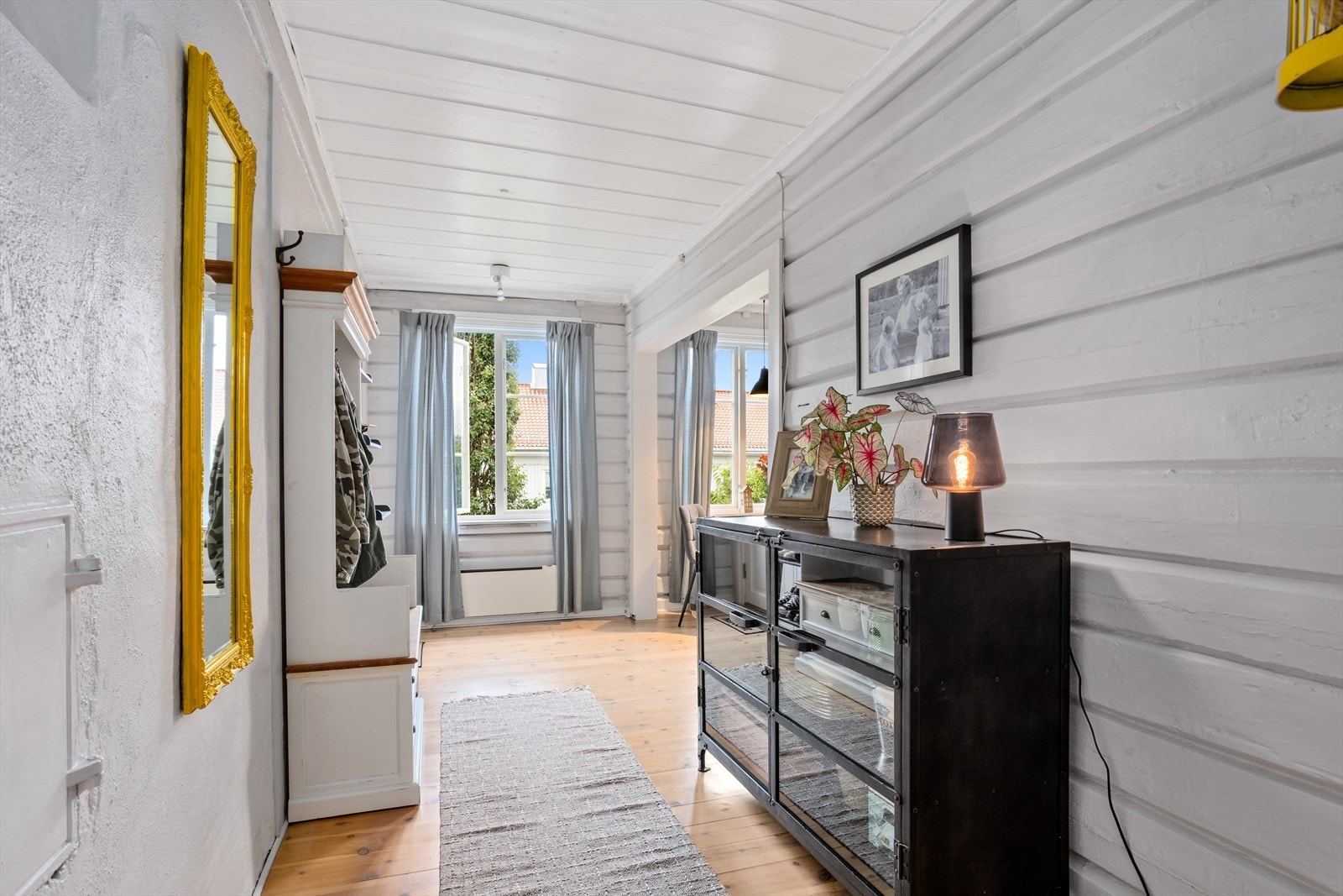 Vinduer mot både hagen på den ene siden og åpningen mot stuen i den andre slipper inn naturlig dagslys fra to sider. Galleribilde