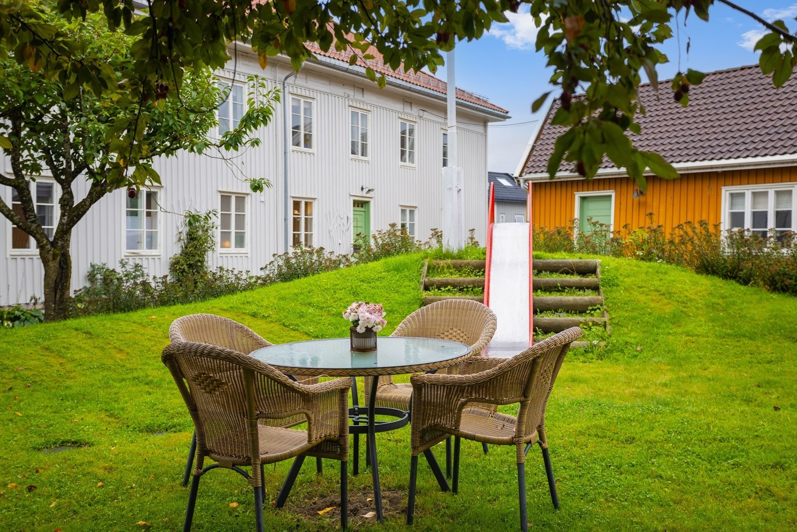 Svend Foyns arbeiderboliger i Sørbyen særpreges av gammel bebyggelse og sitt koselige og vakre gårdstun som ligger skjermet for innsyn for andre enn beboerne. Galleribilde
