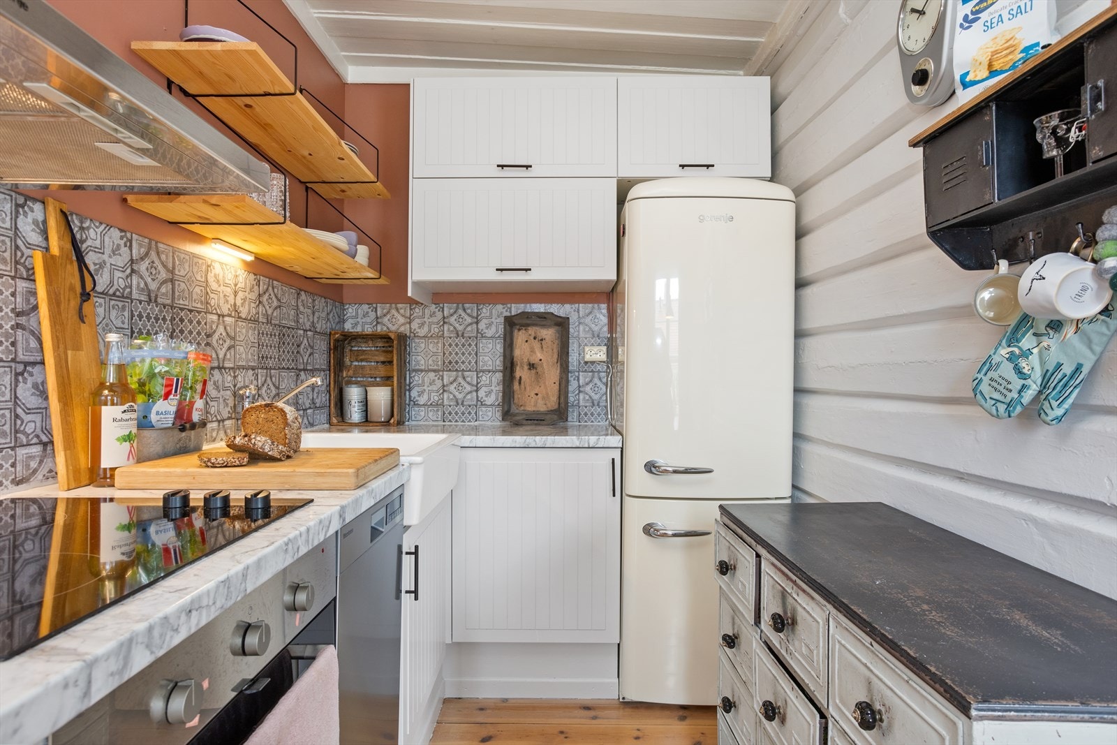 Over benkeplatene er det også montert hyller hvor flere er håndlagde, disse er ypperlige til å plassere ditt favorittservice på utstilling! Galleribilde