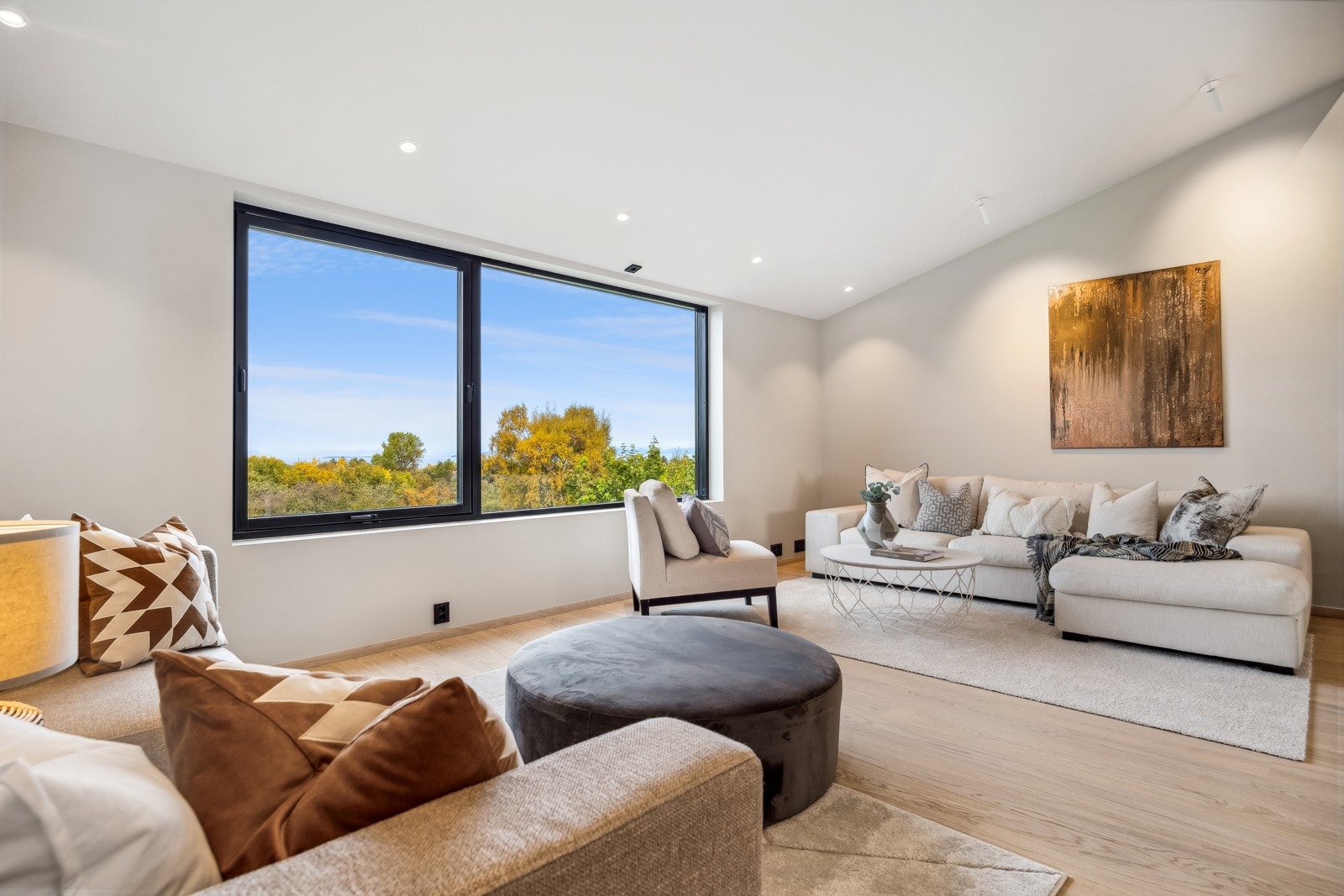 Stuen fremstår meget innbydende og romslig med god plass for ønsket møblement. Fra stuen har man også nydelig utsikt. Galleribilde