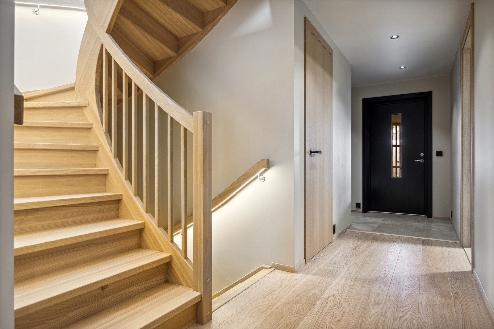 Alle vegger i boligen er slette og listfrie med downlights i himling. Det er også vannbåren varme i alle gulv som sørger for behagelig varme hele året. Galleribilde