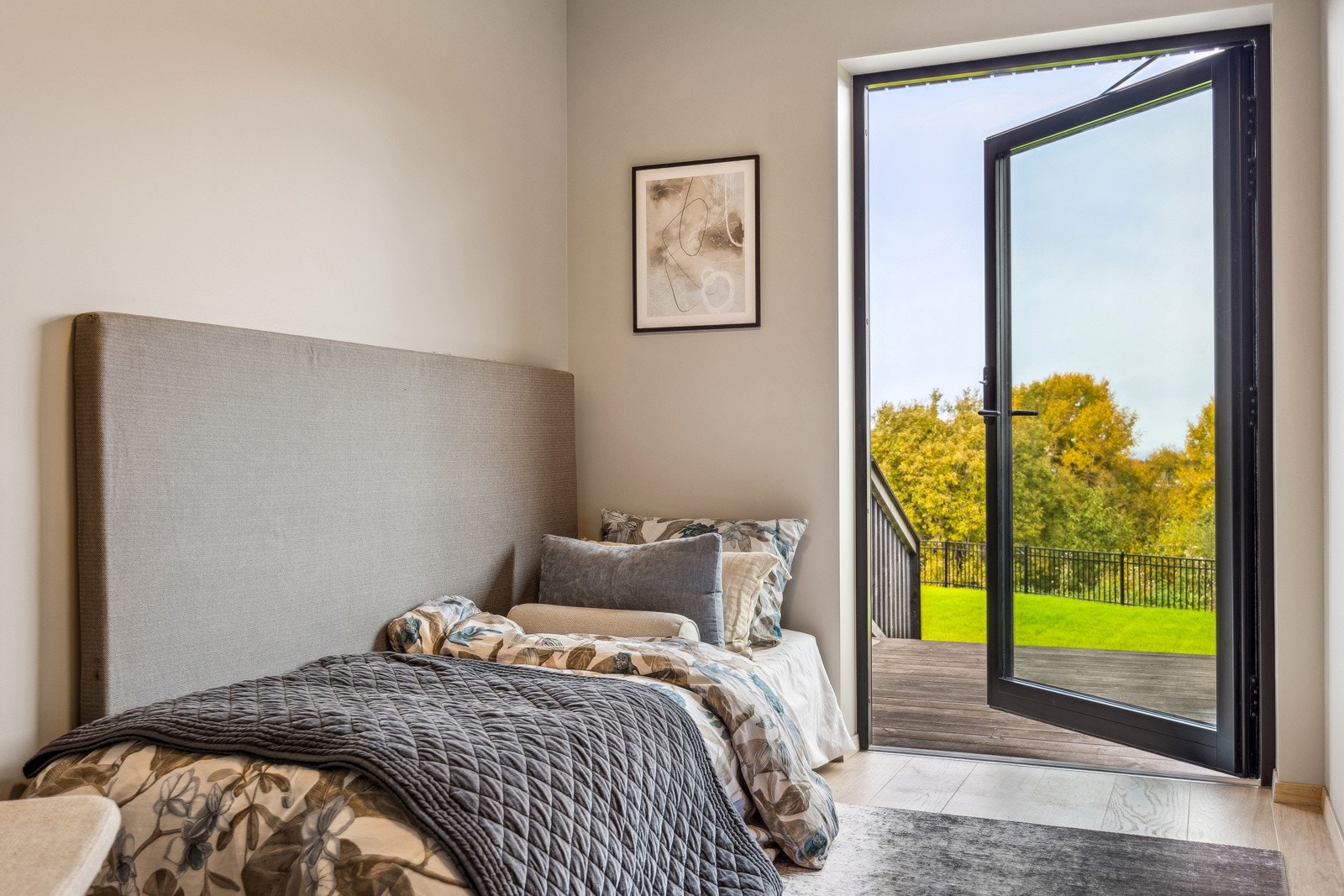 Soverommene har store vindusflater for god utlufting og lysinnslipp. Galleribilde