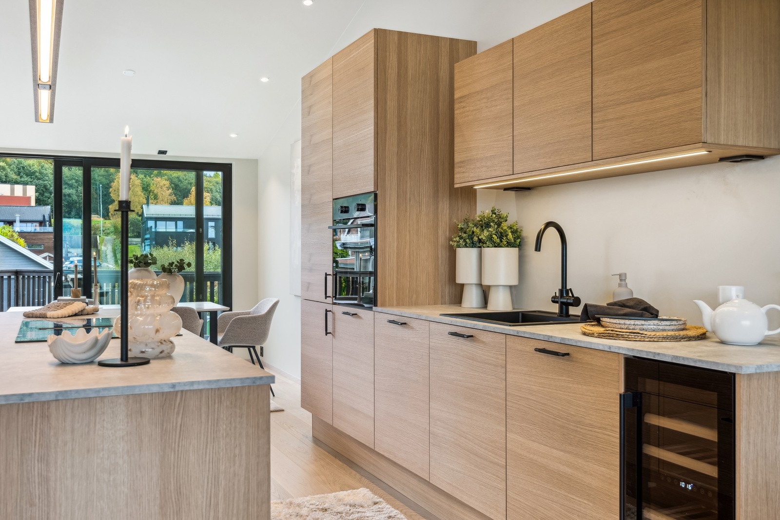 Kjøkkenet er utstyrt med komfyr, induksjonstopp med avtrekksvifte, oppvaskmaskin, vinskap og kjøl/fryseskap fra Electrolux. Galleribilde