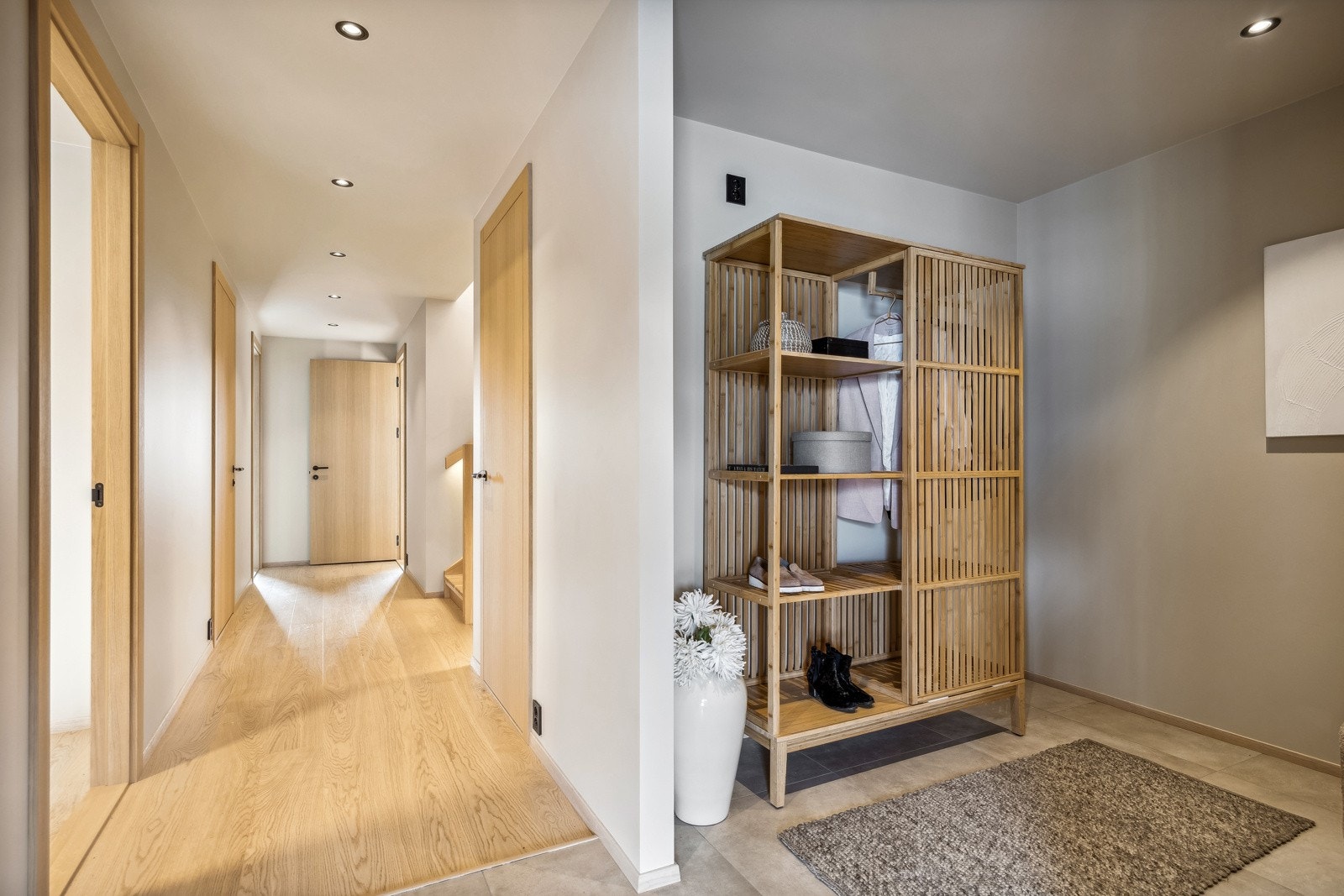 Boligen tar deg i mot i en lys og innbydende entré målt til 9,5 kvm. Rommet har delikate fliser med lun gulvvarme. Galleribilde