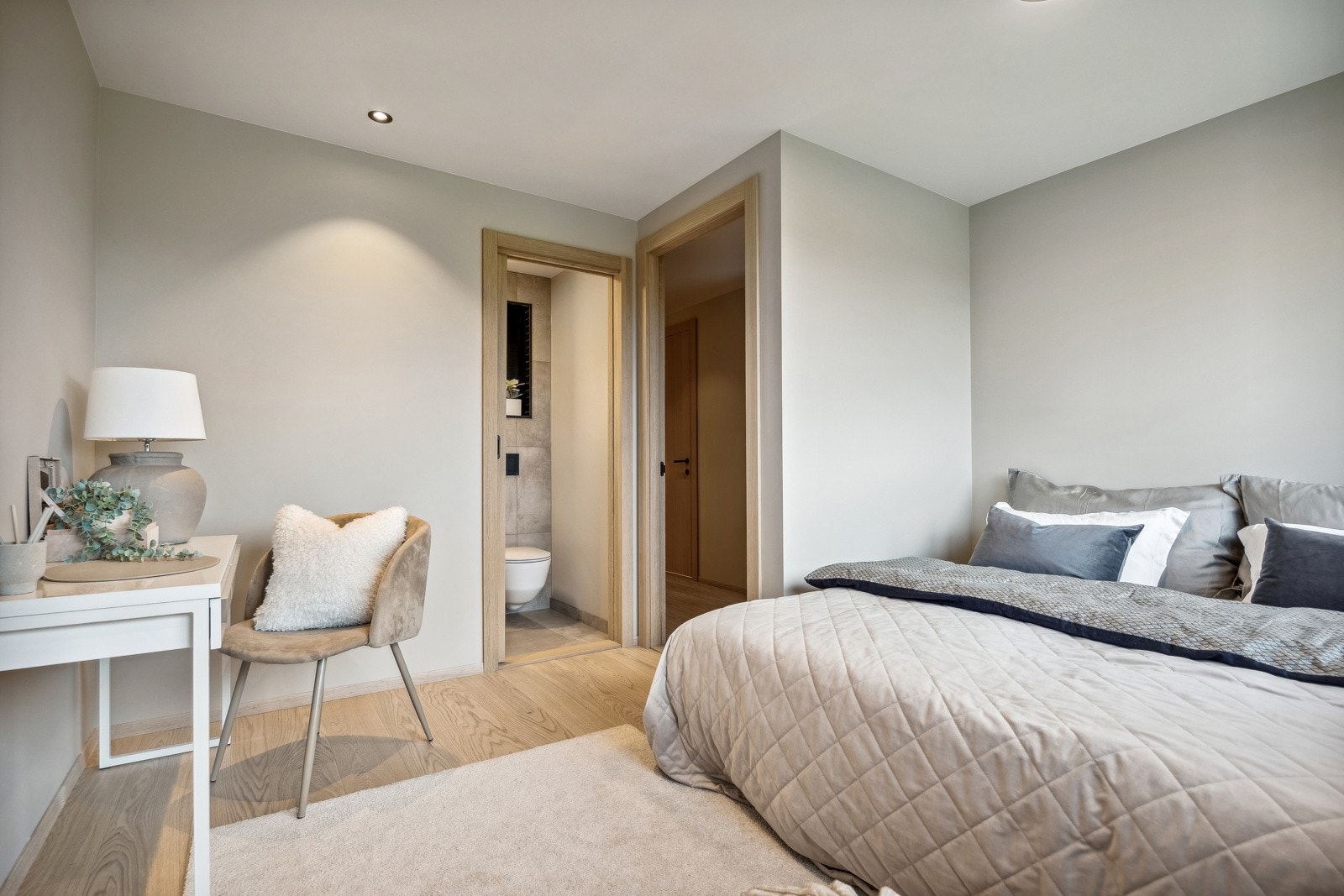 Det naturlige hovedsoverommet på ca. 10,5 kvm er romslig og har adkomst til eget baderom. Galleribilde