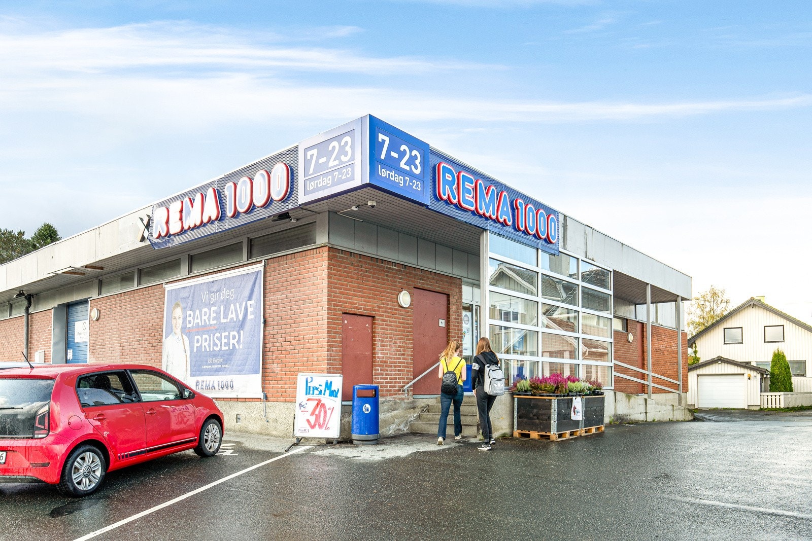 I nærområdet er det flere dagligvarebutikker. Nærmeste dagligvarebutikk er Rema 1000 Jakobsli, kort gange fra boligen. Galleribilde