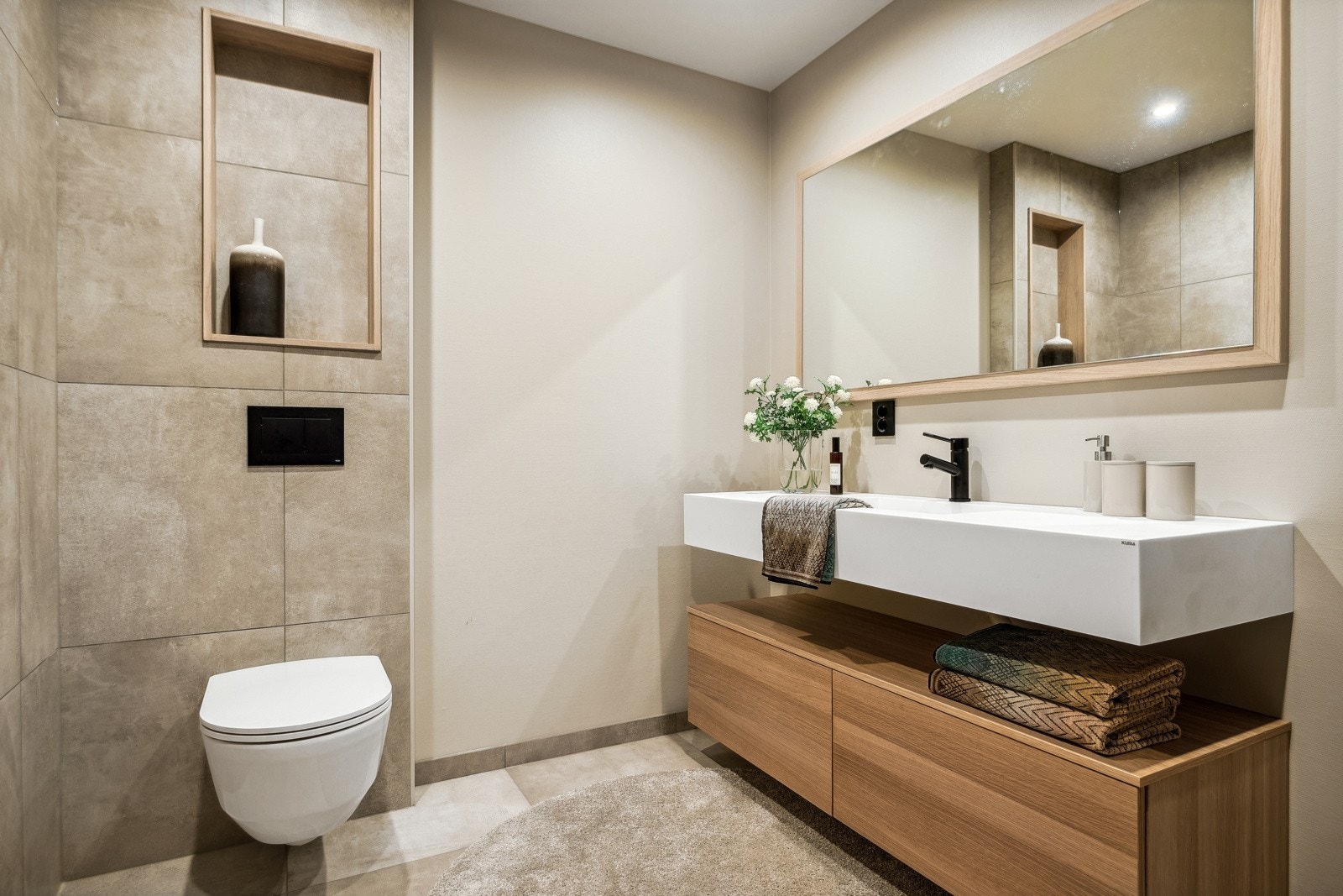 Stilfullt bad på ca. 6,5 kvm. Alle badene i boligen er flislagt med 60x60 fliser på vegger og på gulv med gulvvarme. Galleribilde