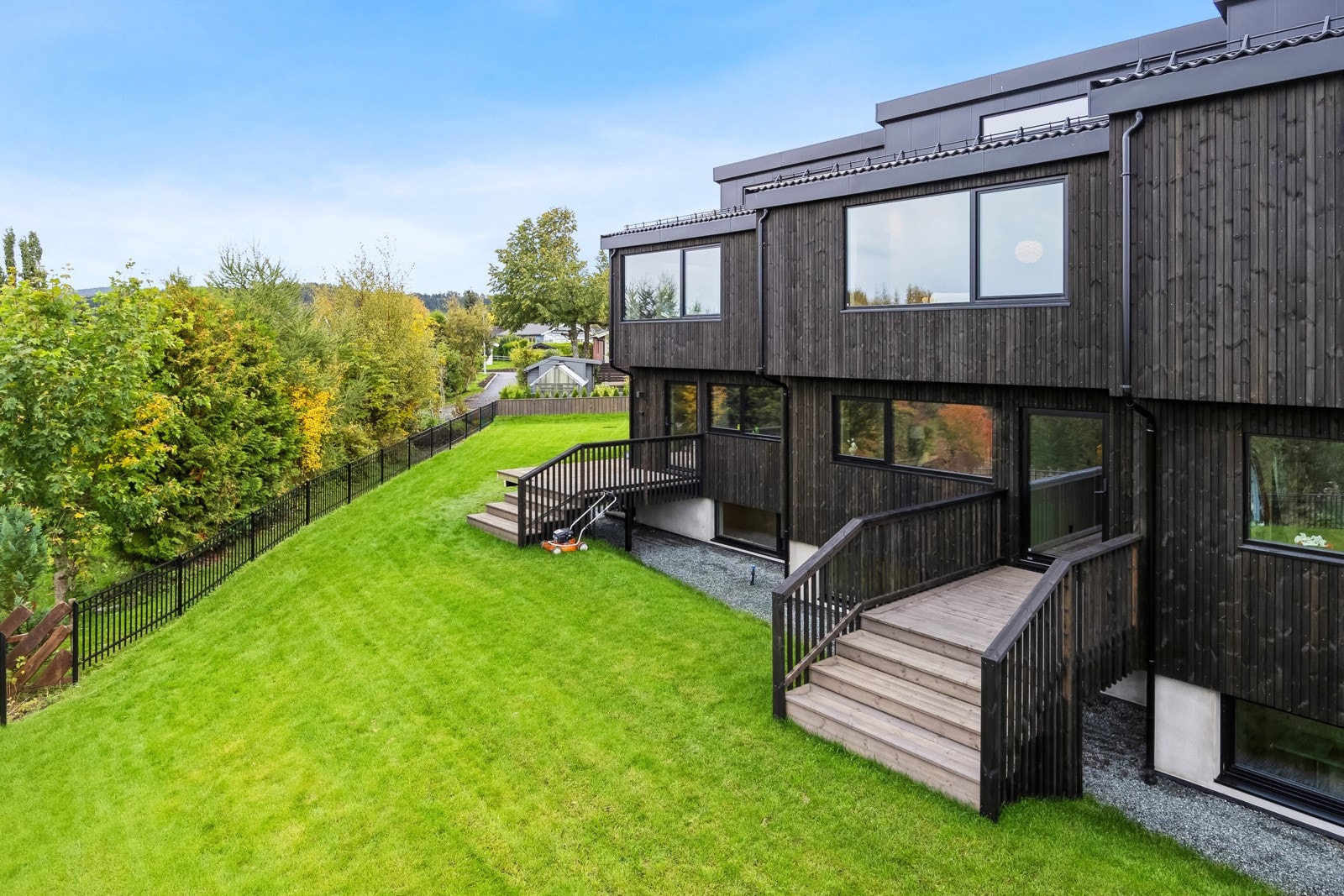 Egen opparbeidet hage med plen og gjerde. Barnevennlige omgivelser på populære Jakobsli. Galleribilde