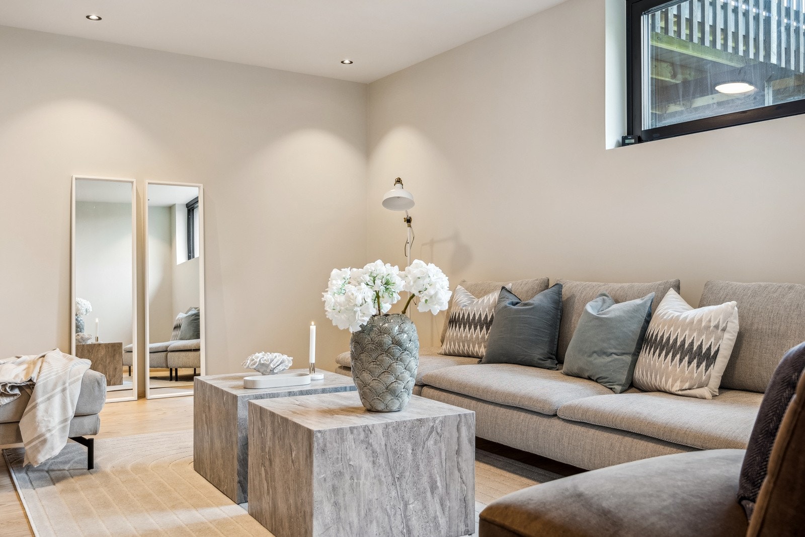 Kjellerstuen er malt i duse fargetoner som gjør det enkelt å møblere med ønsket møblement. Galleribilde