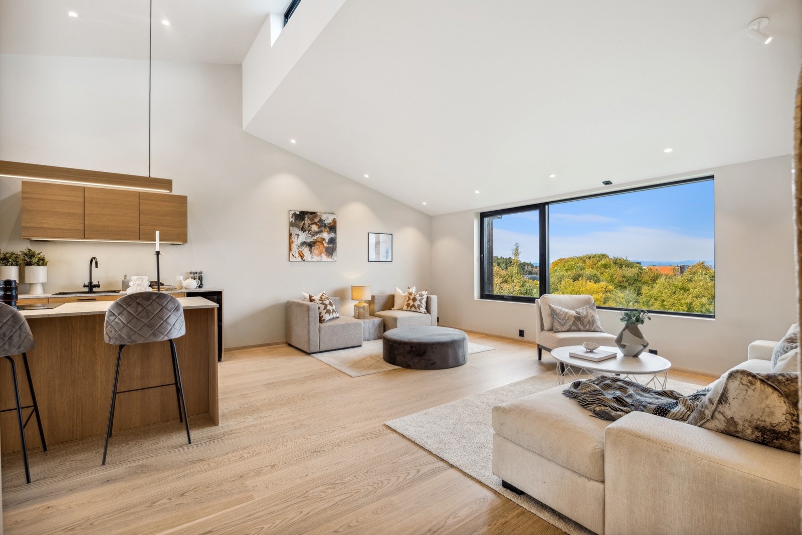 I 2. etasje finner vi boligens sosiale sone med en åpen stue- og kjøkken løsning. Galleribilde