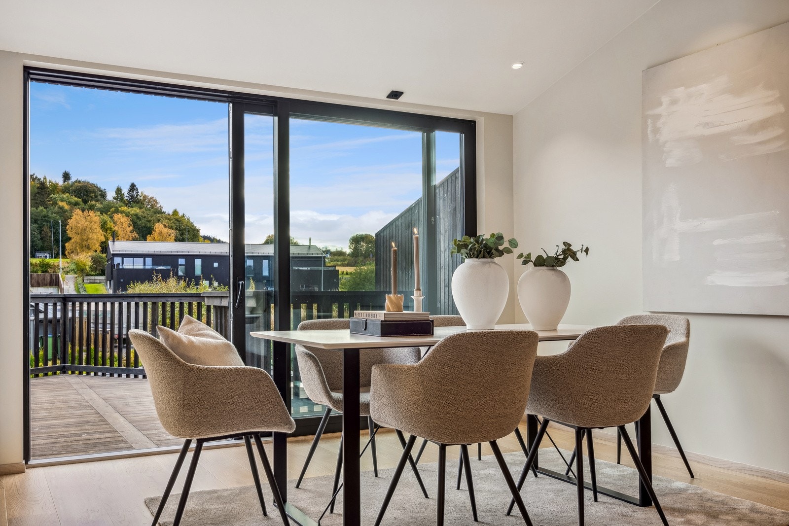 Som en natulig overgang fra kjøkkenet er det god plass til en spisestue, som gjør denne sonen særdeles sosial og hyggelig. Galleribilde