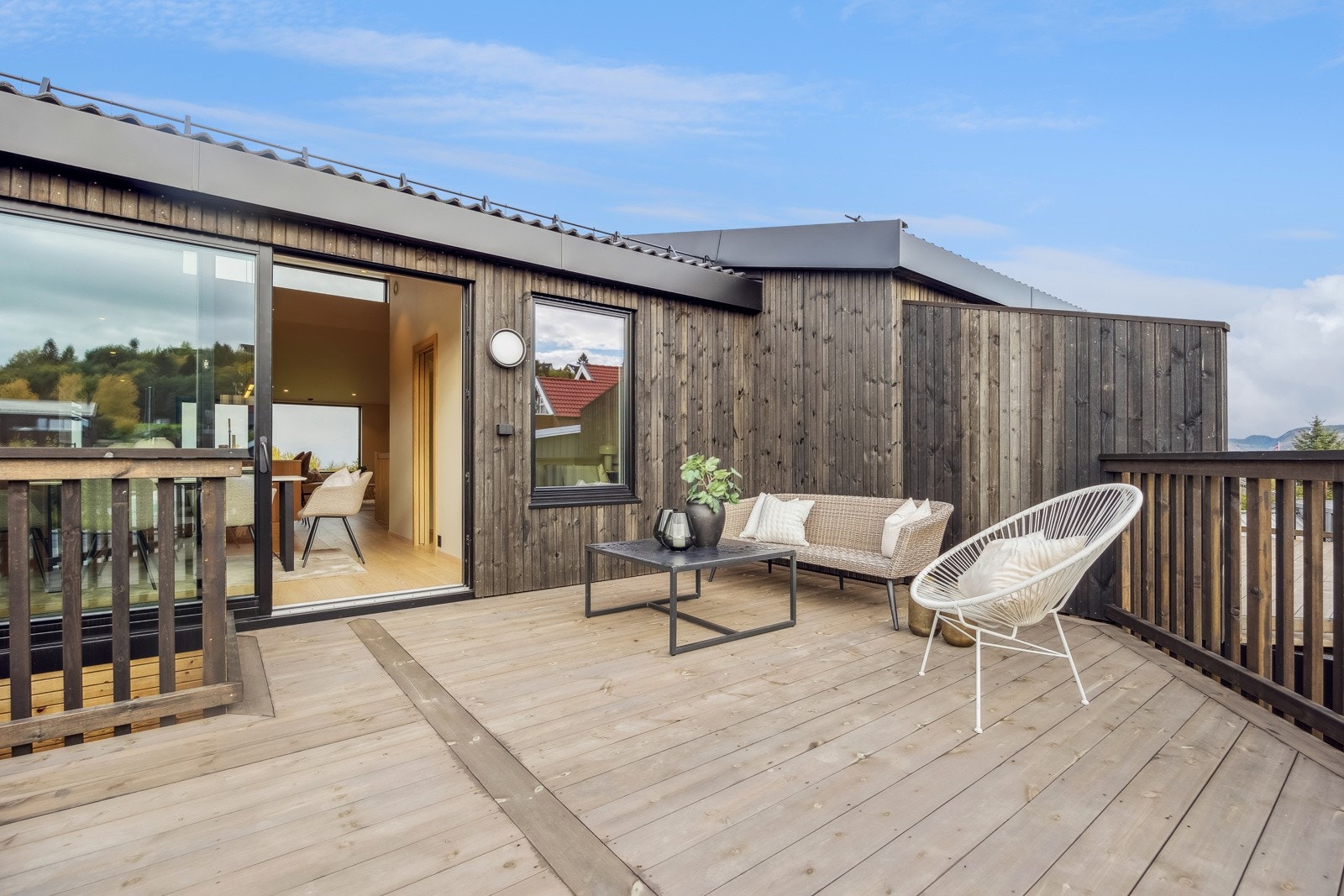 Boligen har solrike utearealer og er oppført med en hyggelig terrasse i 2. etasje og en markterrasse på bakkeplan. Galleribilde