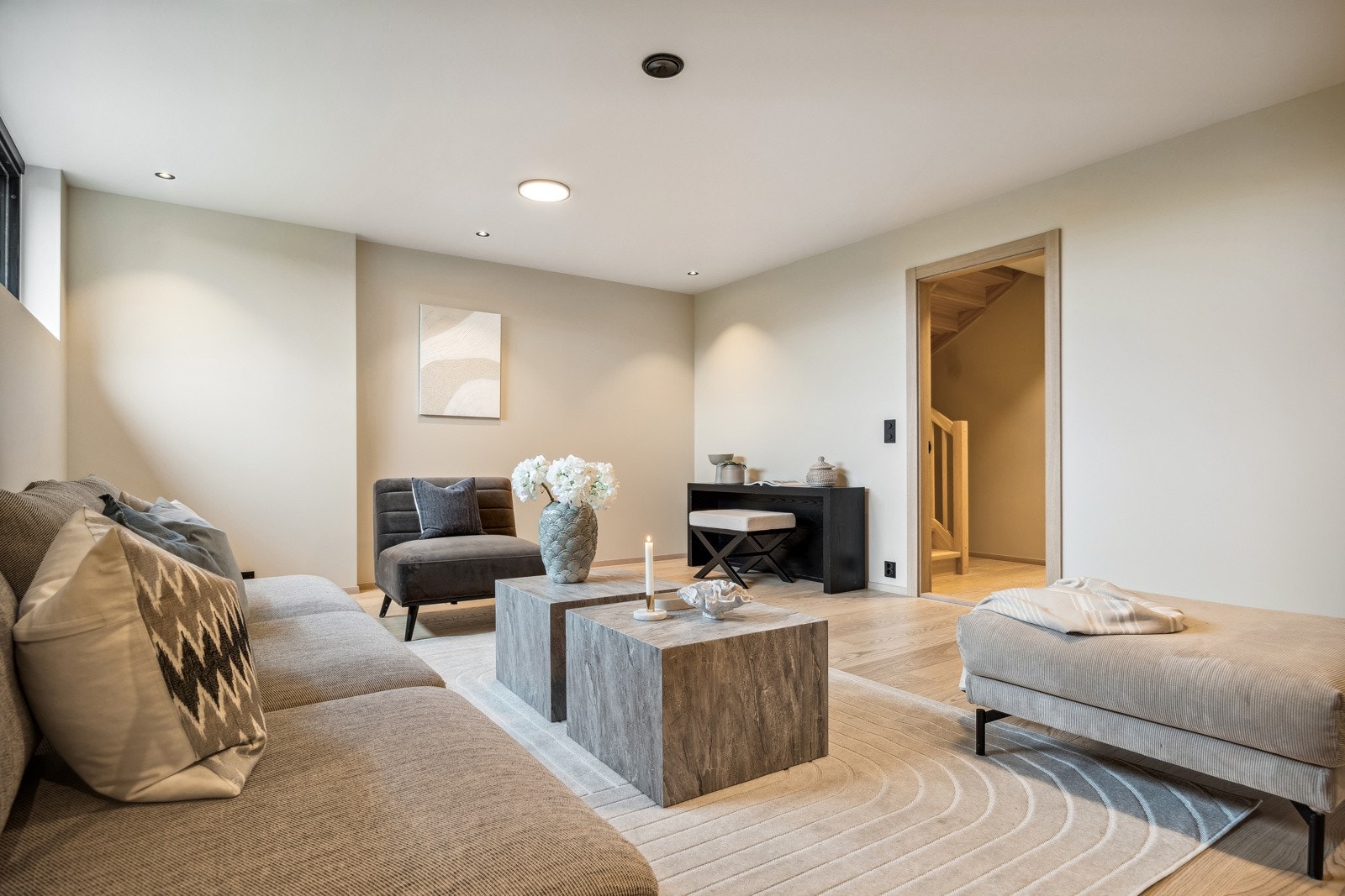 Kjellerstuen er innbydende og har slette listfrie vegger med downlights i himling. Galleribilde