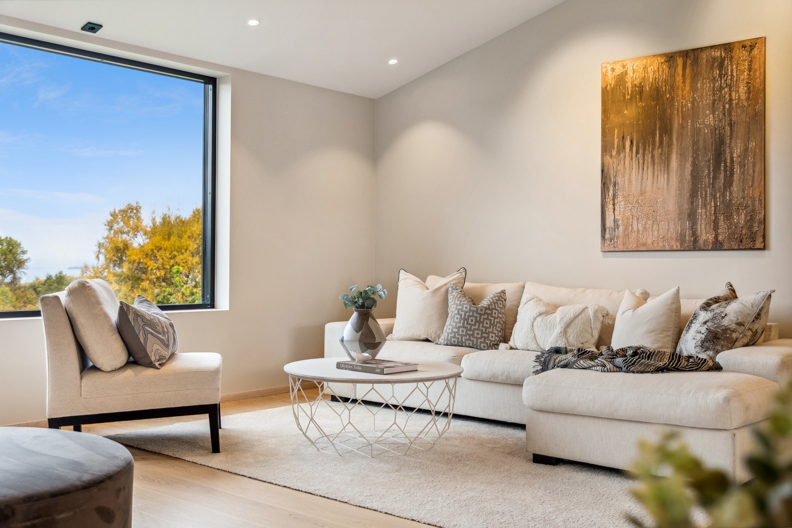 Rommet måler ca. 51 kvm og oppleves som lyst og luftig med en takhøyde på 4,5 meter. Galleribilde