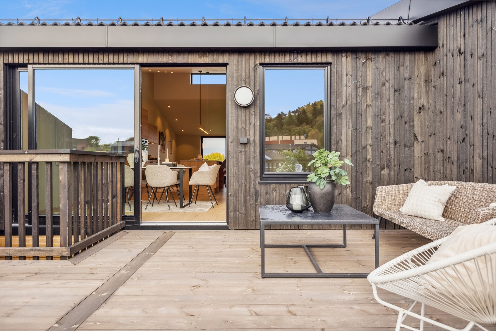 Terrassen måler hele 21,2 kvm og har god plass til sittegrupper og grill. Her er det også flotte solforhold. Galleribilde