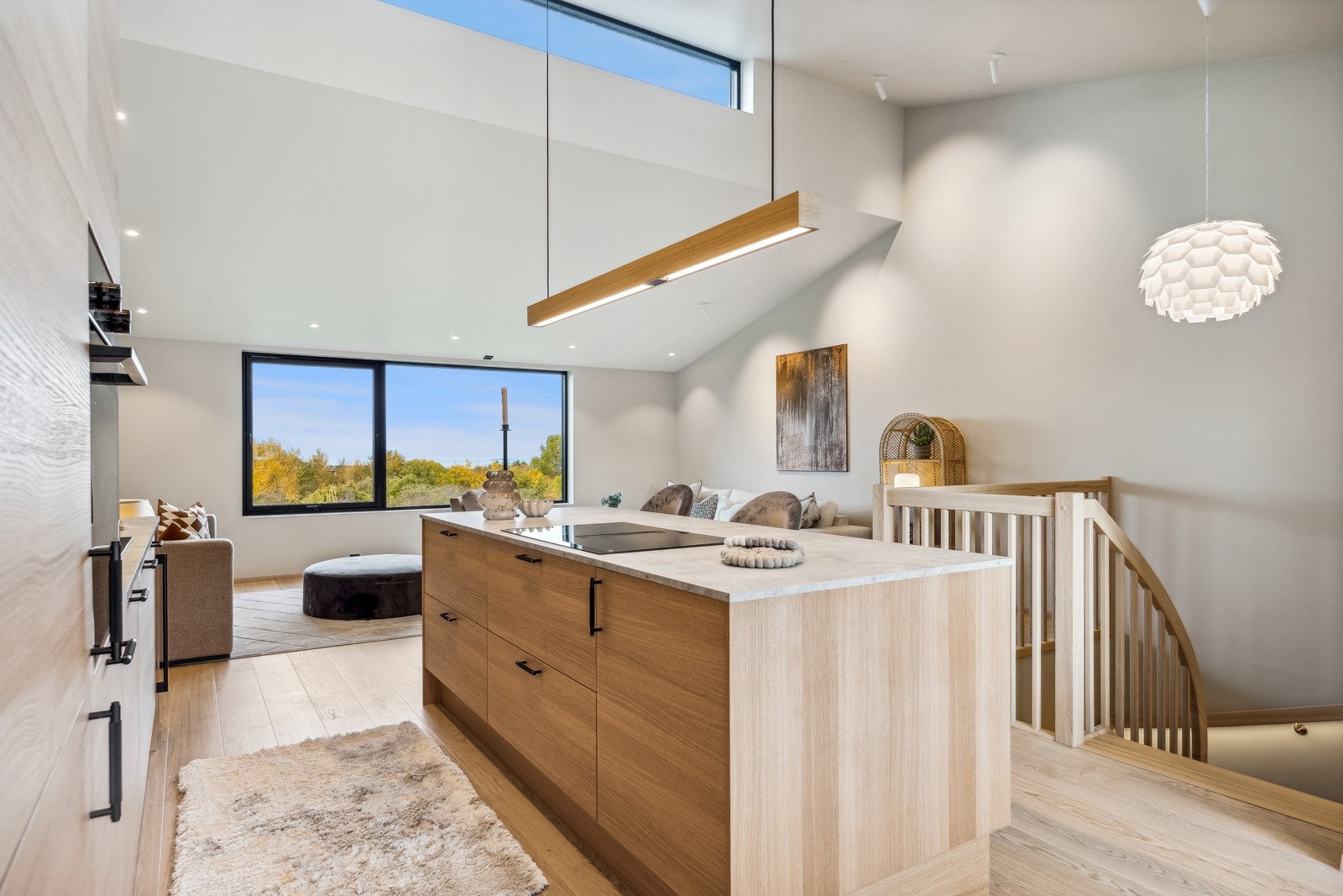 Kjøkkeninnredningen er fra kvalitetsmerke Svane kjøkkenet og har et moderne uttrykk. Galleribilde