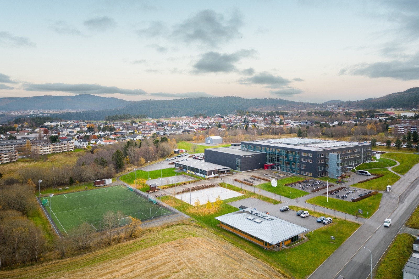 Eiendommen sogner til Brundalen barneskole og Charlottenlund ungdomsskole. Skolene ligger i praktisk nærhet til hverandre og innen 10 min gangavstand. Øvre Jakobsli barnehage er to minutter unna. Galleribilde