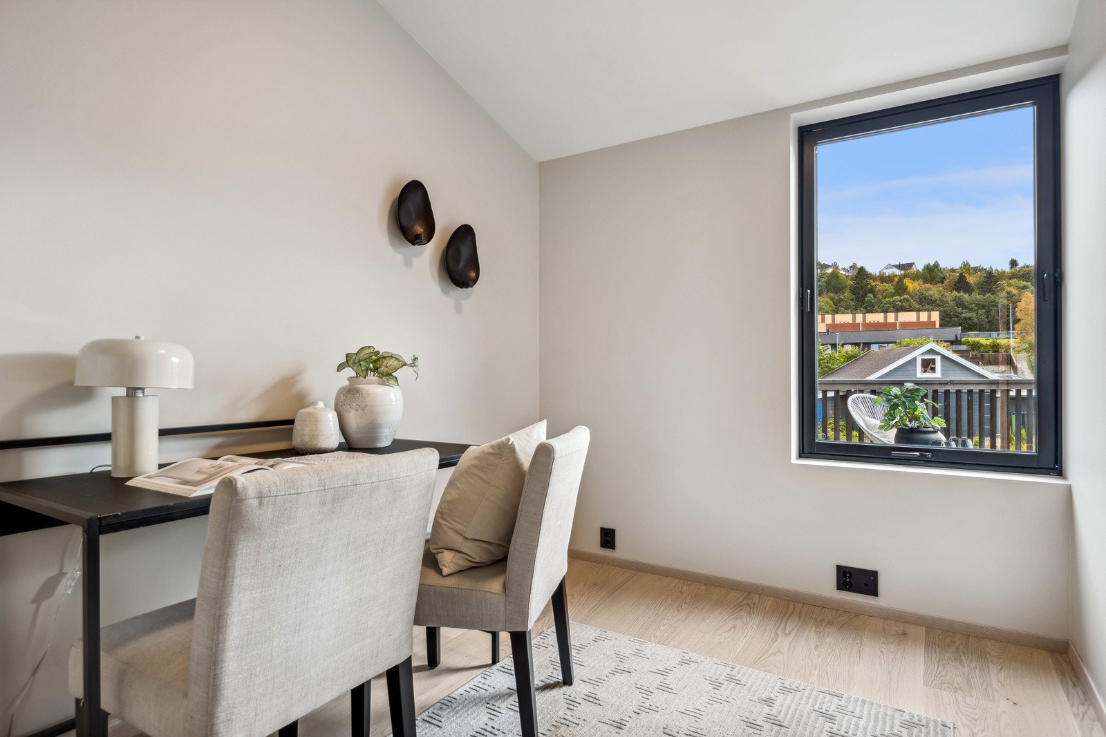 I tilnærming til stue- og kjøkkenet er det et arbeidsrom/soverom på ca. 8 kvm. Galleribilde