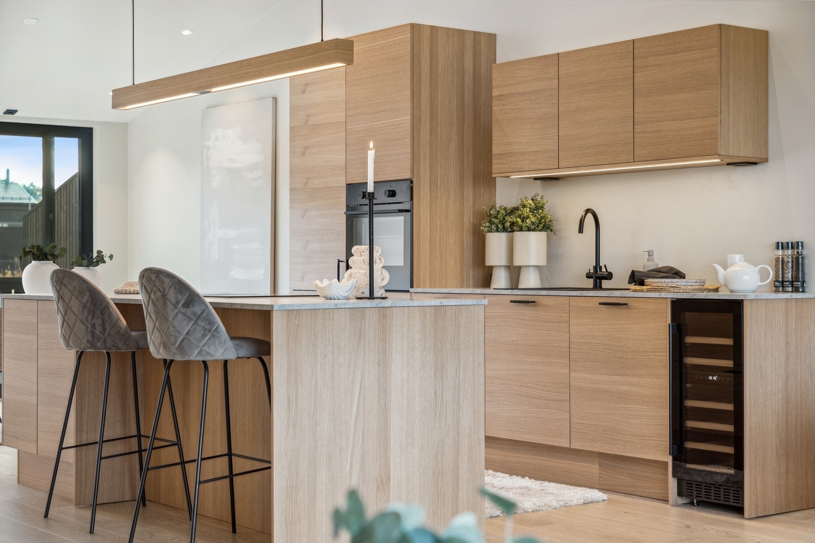 Boligens kjøkken er elegant og er innredet i en tidsriktig stil. Galleribilde