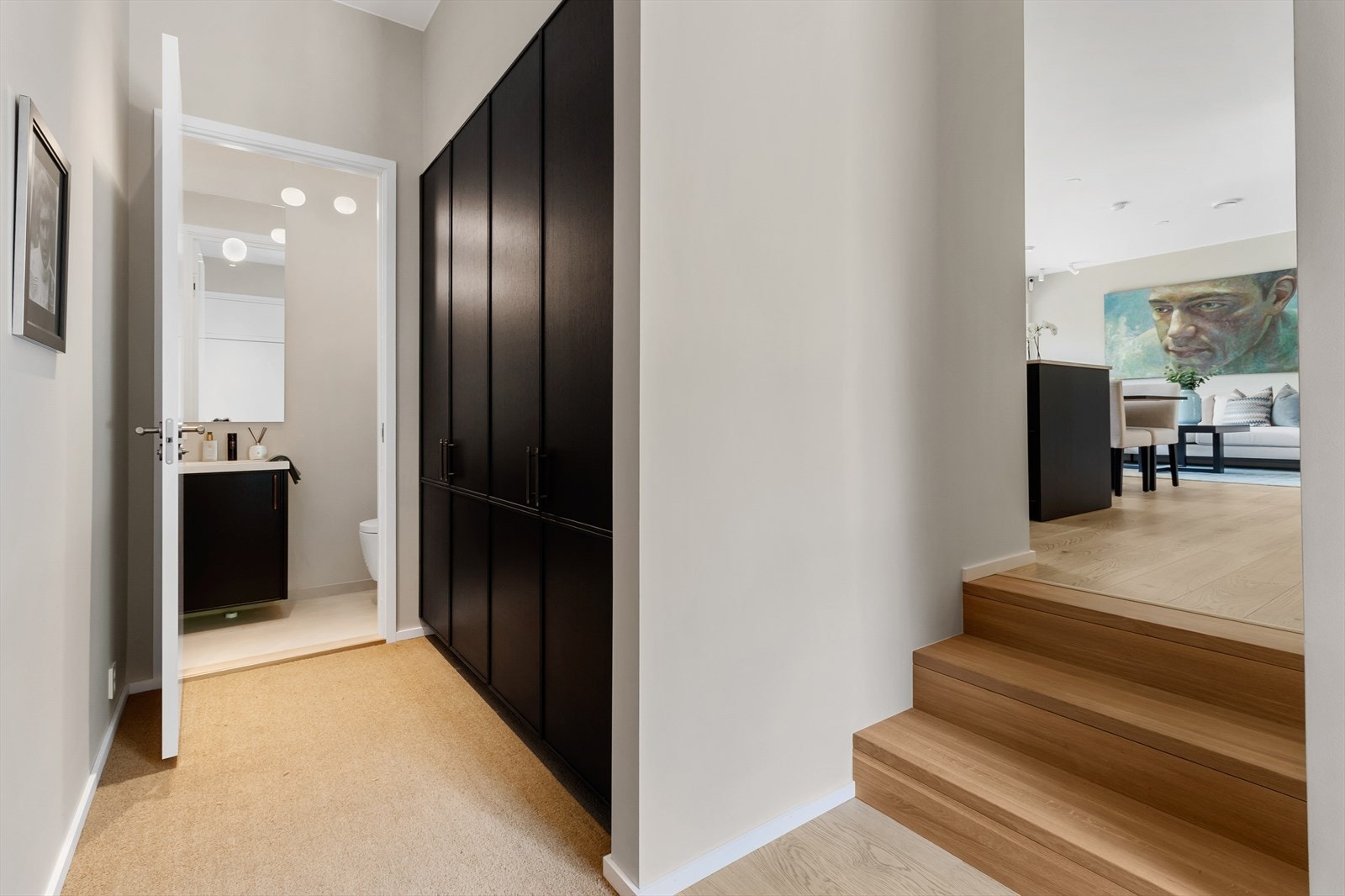 I hovedetasjen er det romslig stue, kjøkken og gjeste WC - og garasje. Galleribilde