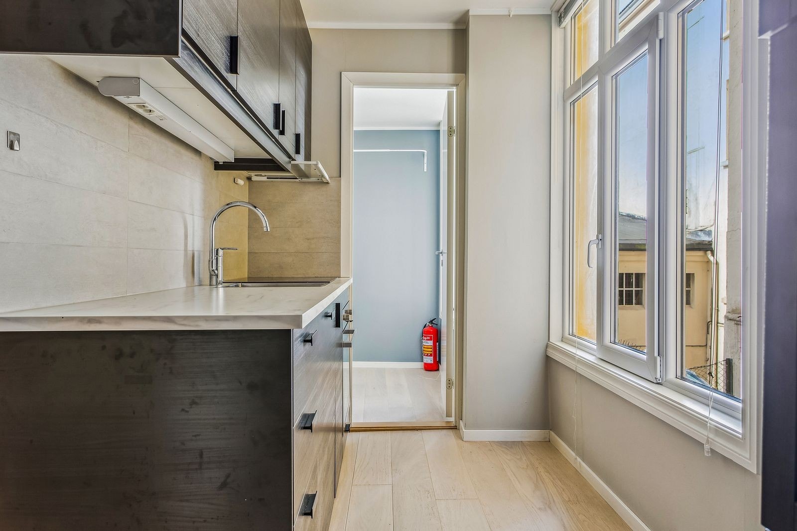 Kjøkken med hvitevarer. Galleribilde