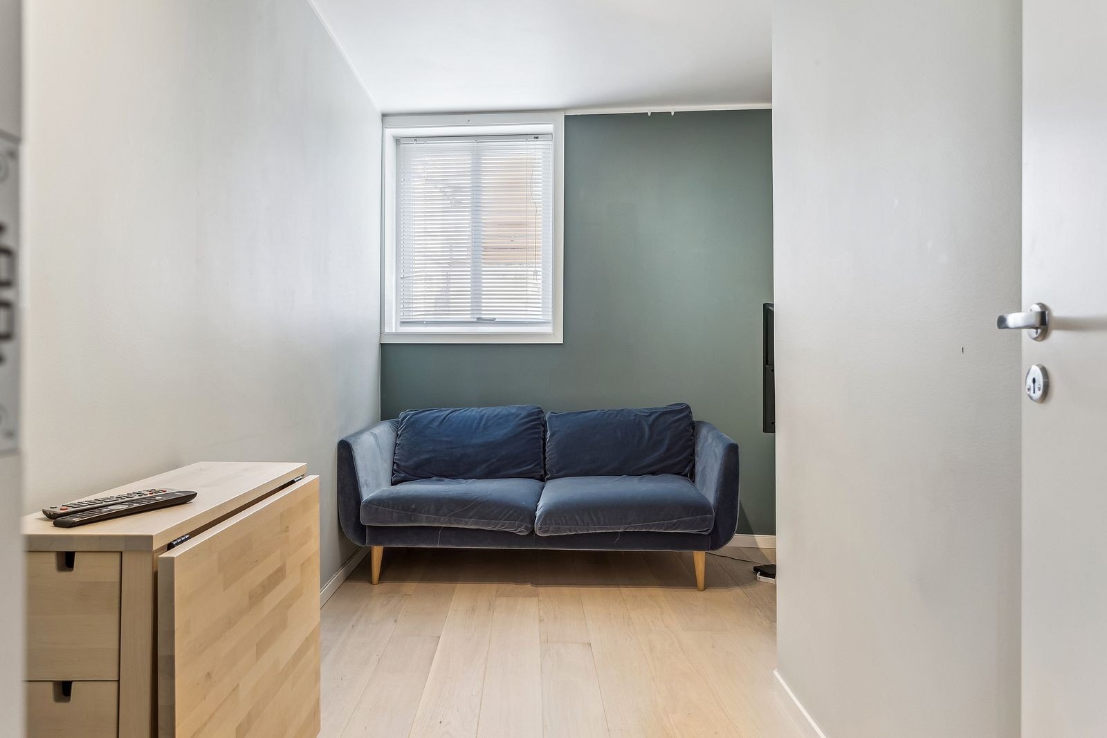 - Stue med tv, sofa og uttrekkbar spisebord Galleribilde