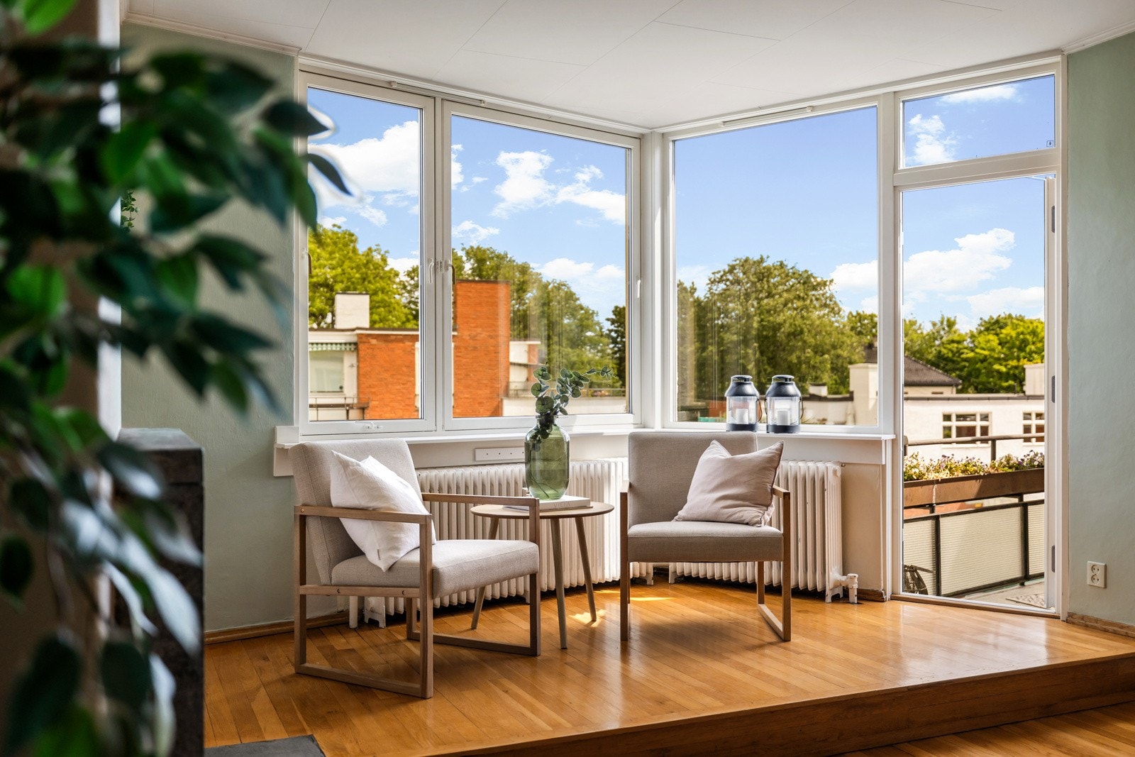 Stuen har en oppsats ved vinduene, som gjør at man sitter ett trinn høyere opp enn resten av stuen, et naturlig sted å slappe av med en god bok eller nyte utsikten Galleribilde