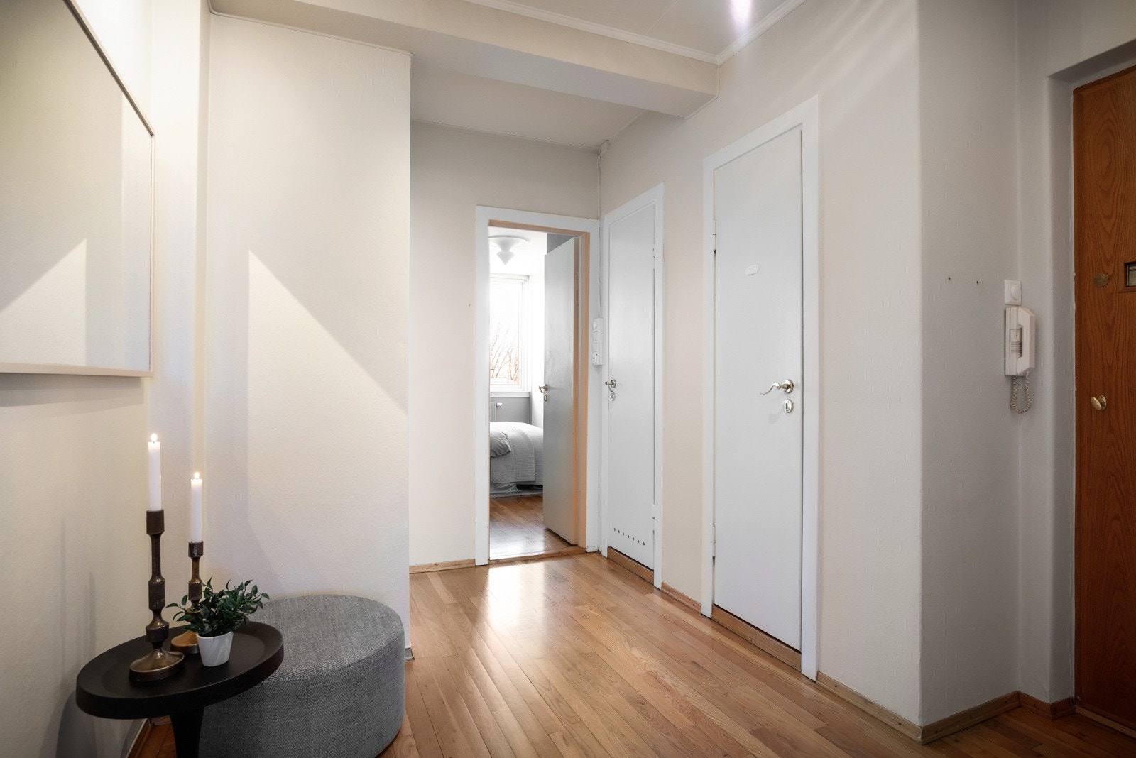 I entreen er det lagt parkettgulv og veggene er lysmalte Galleribilde