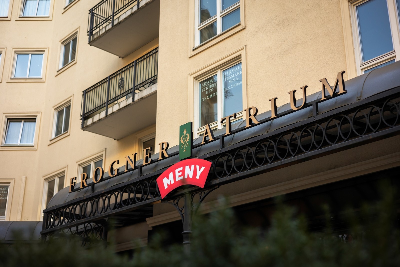 Populære Meny på Frogner Atrium ligger rett i nærheten. Butikken åpnet i 2023 og rommer hele 1900 kvm Galleribilde