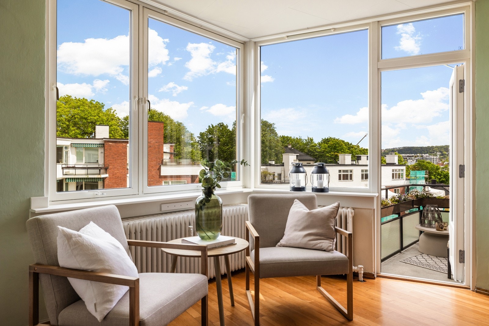 Fra stuen er det adkomst til leilighetens balkong på ca. 6 kvm Galleribilde