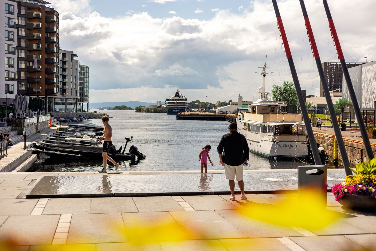Populære Tjuvholmen og Aker Brygge ligger rett i nærheten, med "high end" shopping, flotte restauranter, underholdning og kulturtilbud Galleribilde