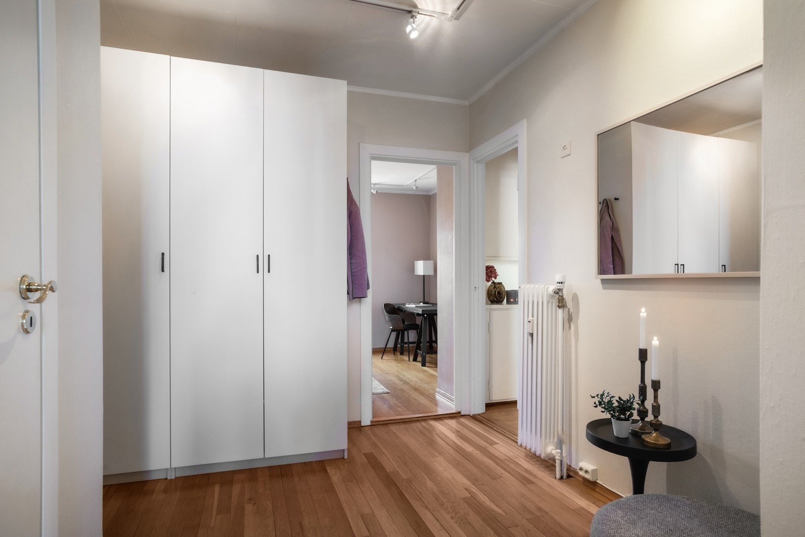 Leiligheten ligger i fjerde etasje og har en romslig entré. Her er det god plass til diverse oppbevaringsløsninger Galleribilde