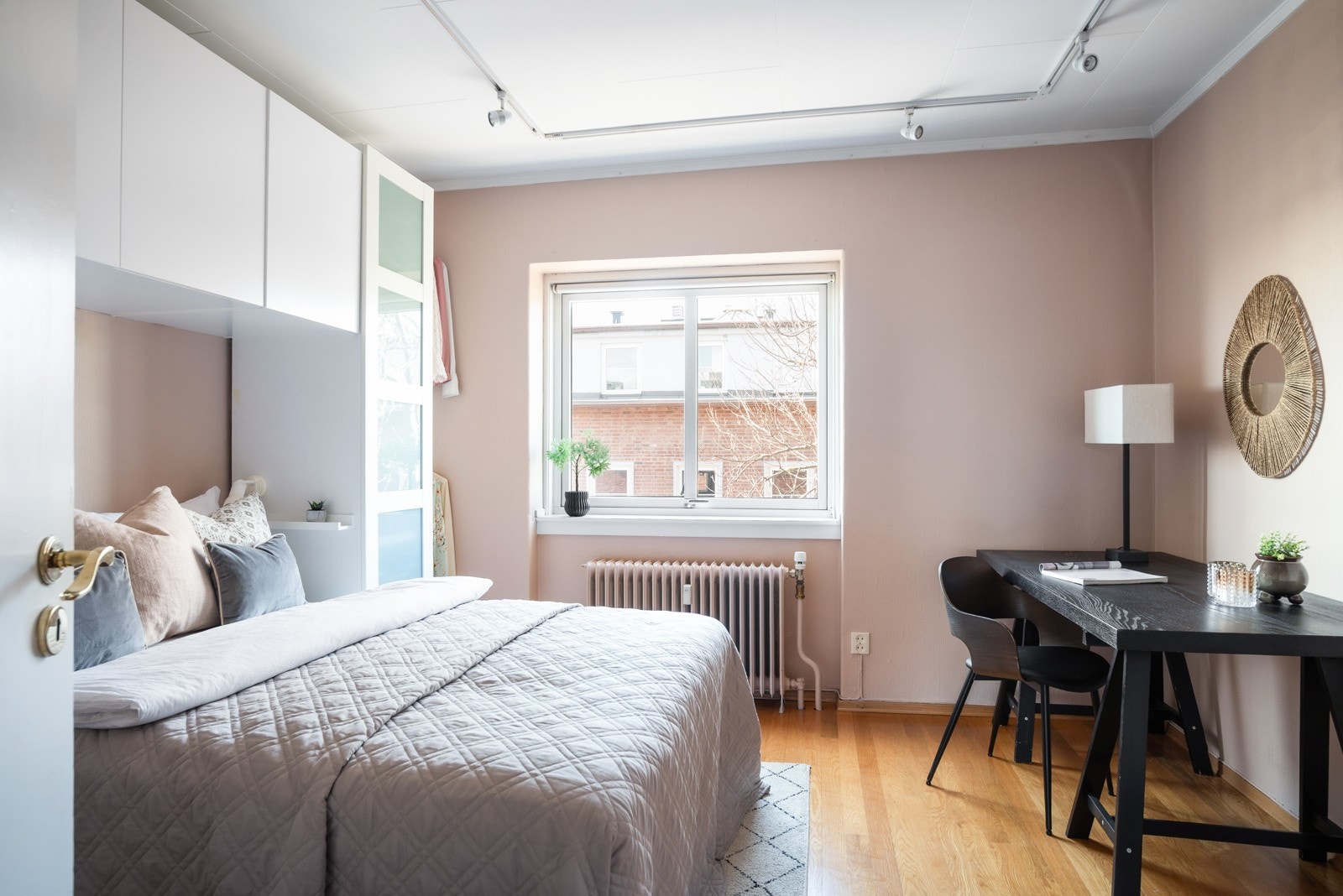 Hovedsoverommet har god plass til dobbeltseng Galleribilde