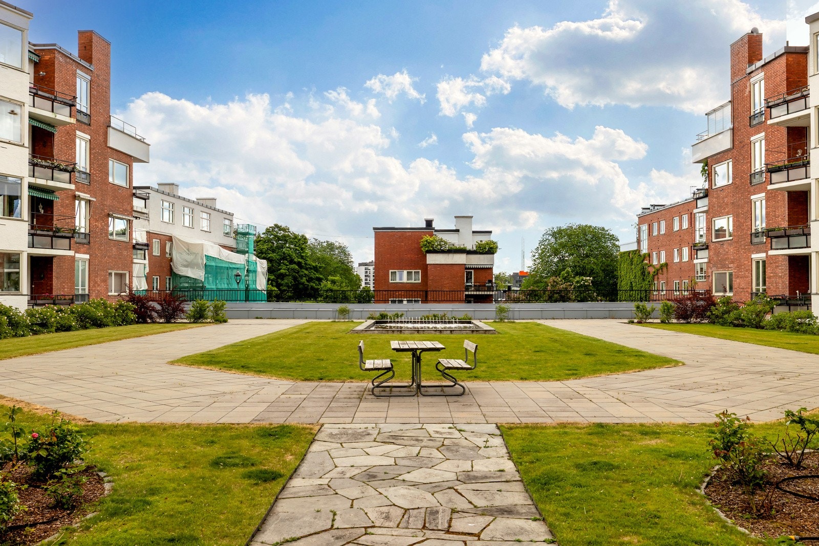 Her er det sitteplasser, gangsti og plen Galleribilde