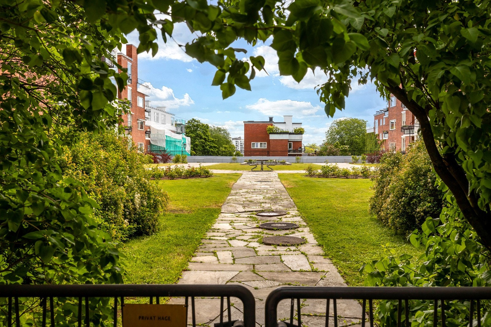 Sameiet har er stor felles hage mellom byggene Galleribilde