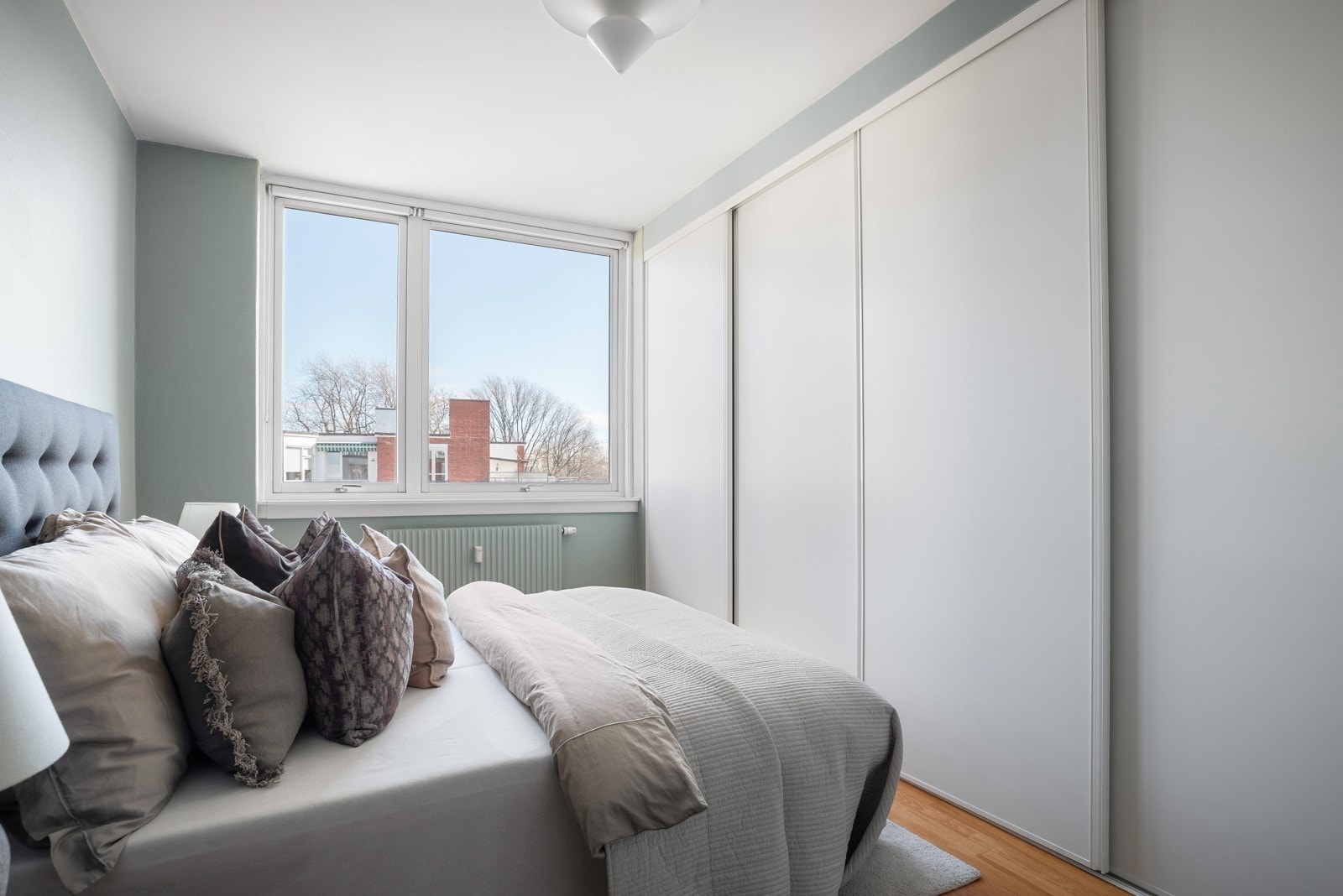 Soverom II har også bra med oppbevaringsplass i en stor skyvedørsgarderobe Galleribilde