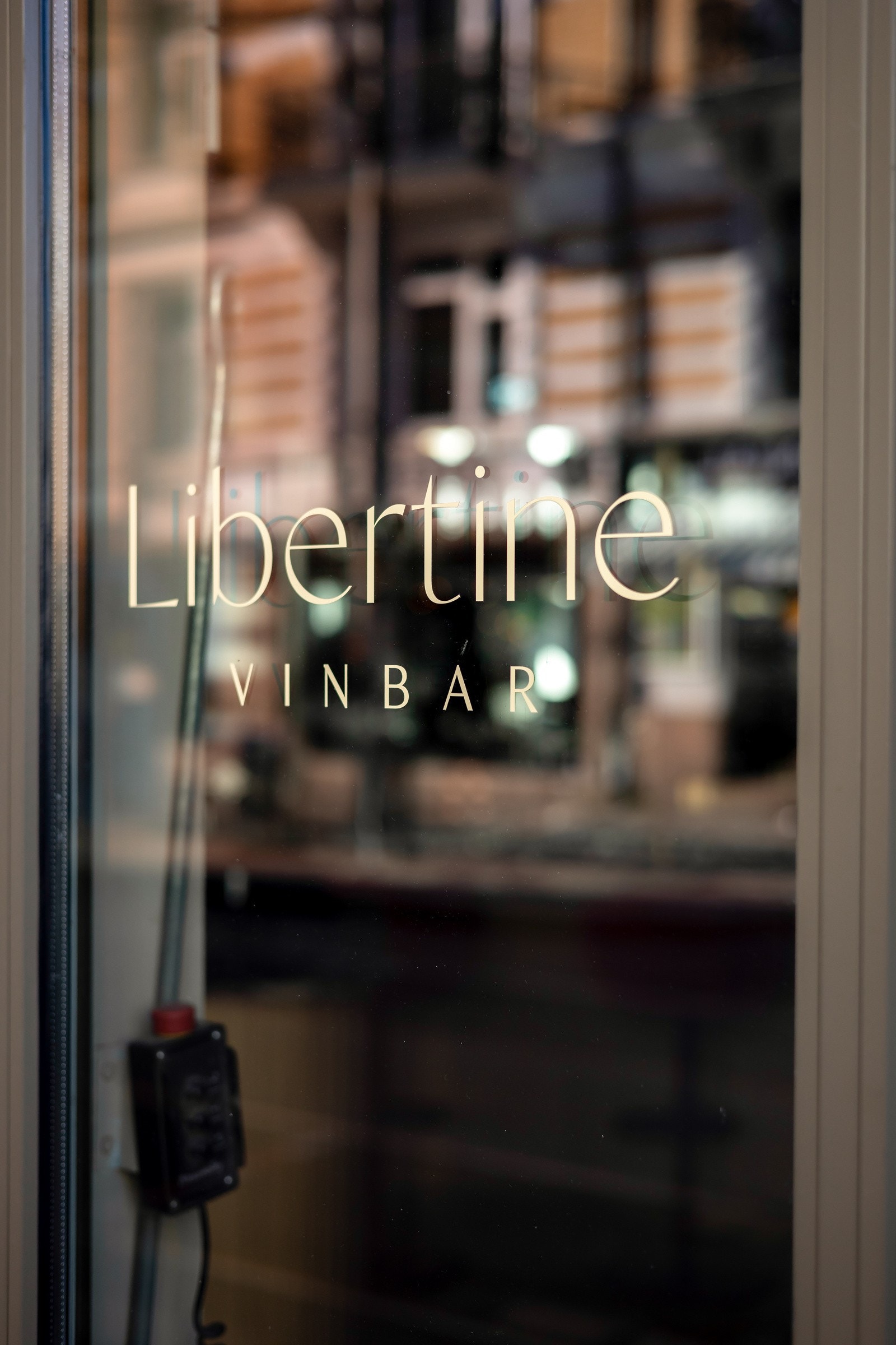 Libertine er en moderne og intim vinbar på Frogner, med over 2600 viner på huset og spennende småretter og snacks som komplementerer det du har i glasset Galleribilde