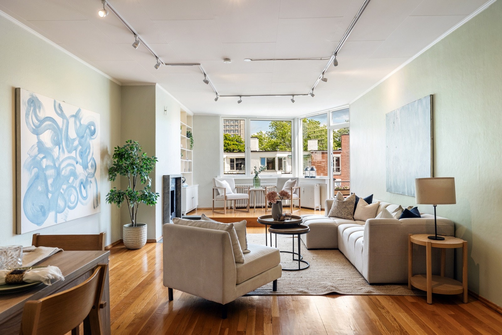 Stuen har god plass til en sofagruppe med tilhørende møblement og spisebord - et hyggelig samlingspunkt for familie og venner Galleribilde