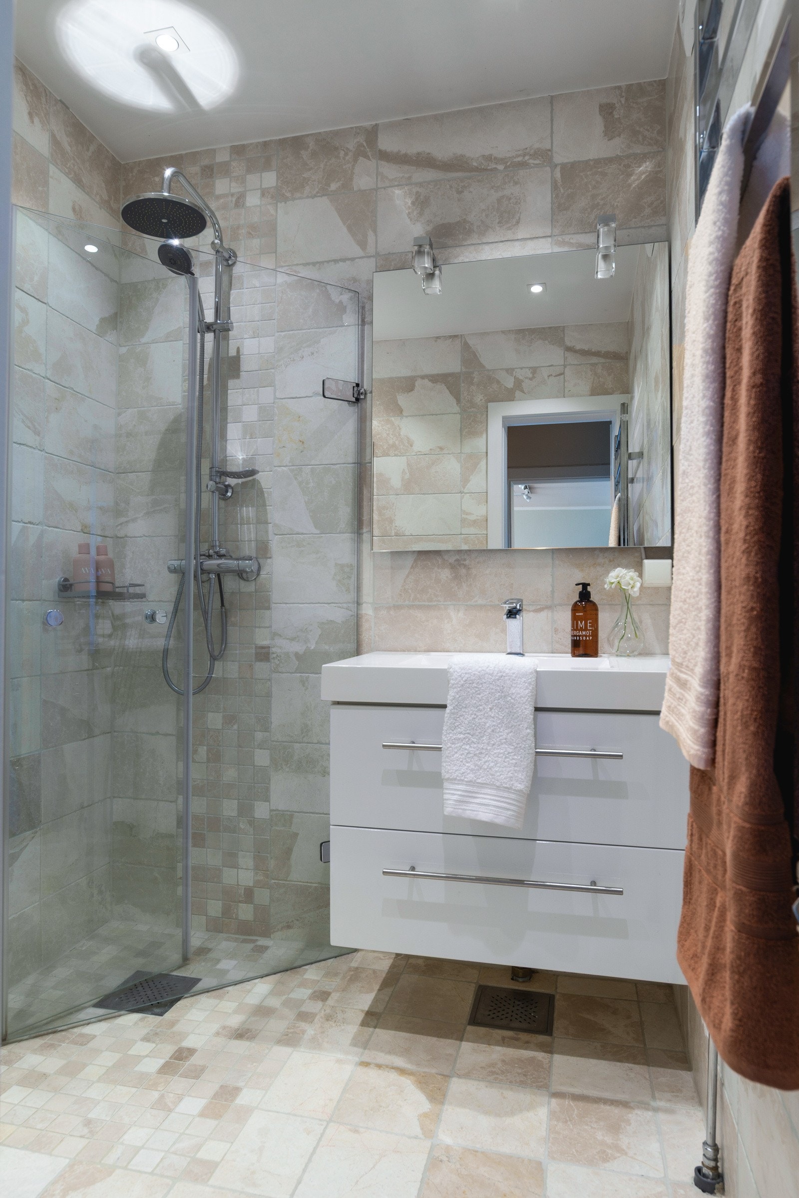 Leiligheten har et flislagt bad med varmekabler Galleribilde