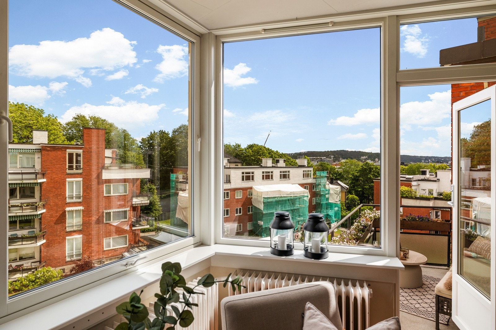 Det kommer rikelig med naturlig lys gjennom store vindusflater Galleribilde