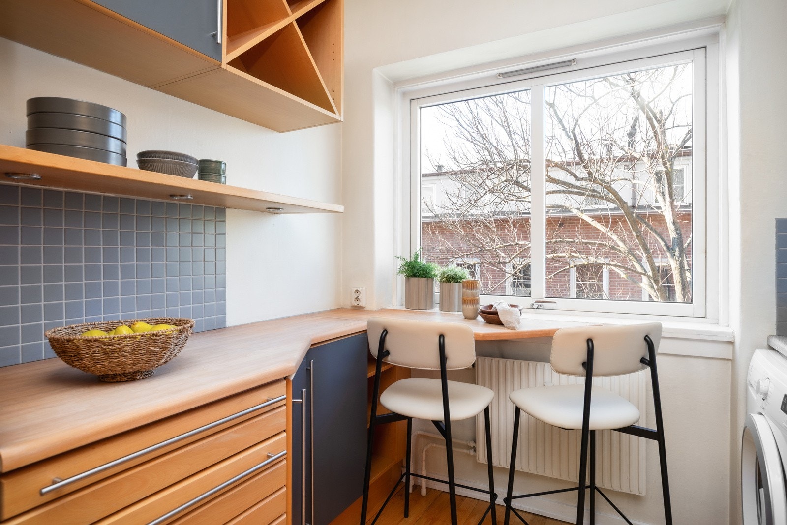 Keramisk koketopp og stekeovn er integrert i innredningen. Oppvaskmaskin, kjøleskap og vaskemaskin er plassert i innredningen. Alle hvitevarer på kjøkkenet, med unntak av vaskemaskinen medfølger i handelen Galleribilde