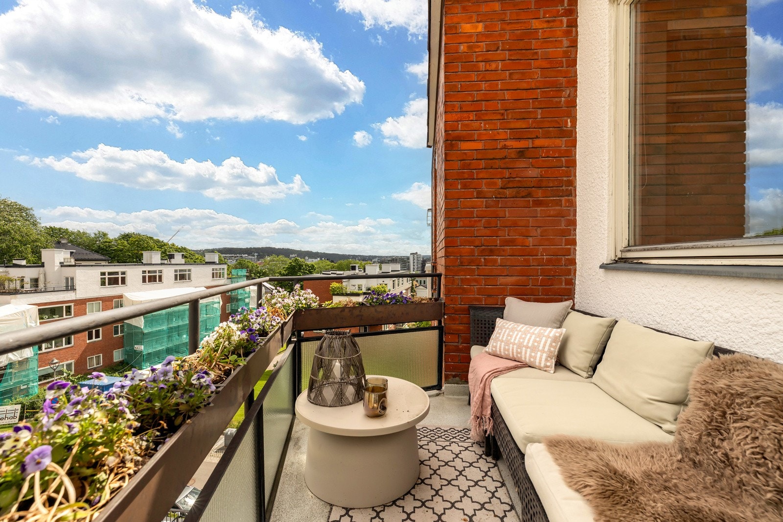 Balkongen har trivelig utsyn over nabolaget Galleribilde