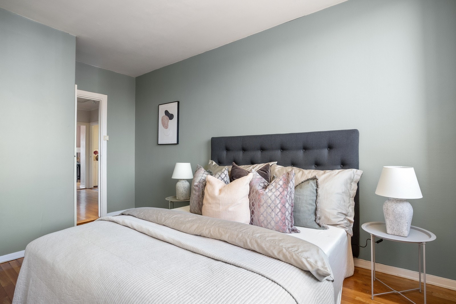 Det er god plass til dobbeltseng og nattbord Galleribilde