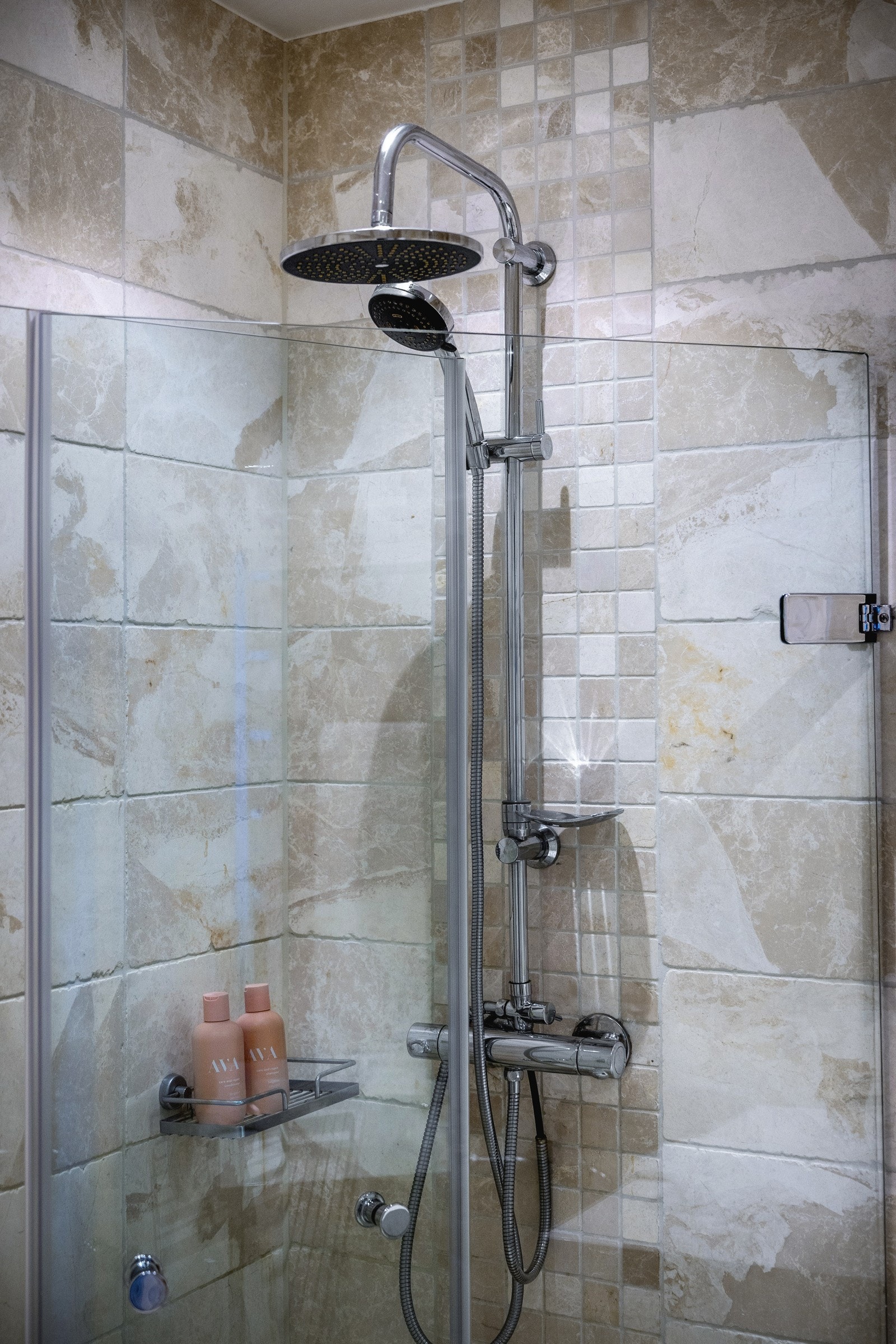 Dusjhjørnet har både regnfalls- og håndholdt dusj. Sameiet har felles varmtvannstilførsel, akonto kostnaden er inkludert i fellesutgiftene Galleribilde